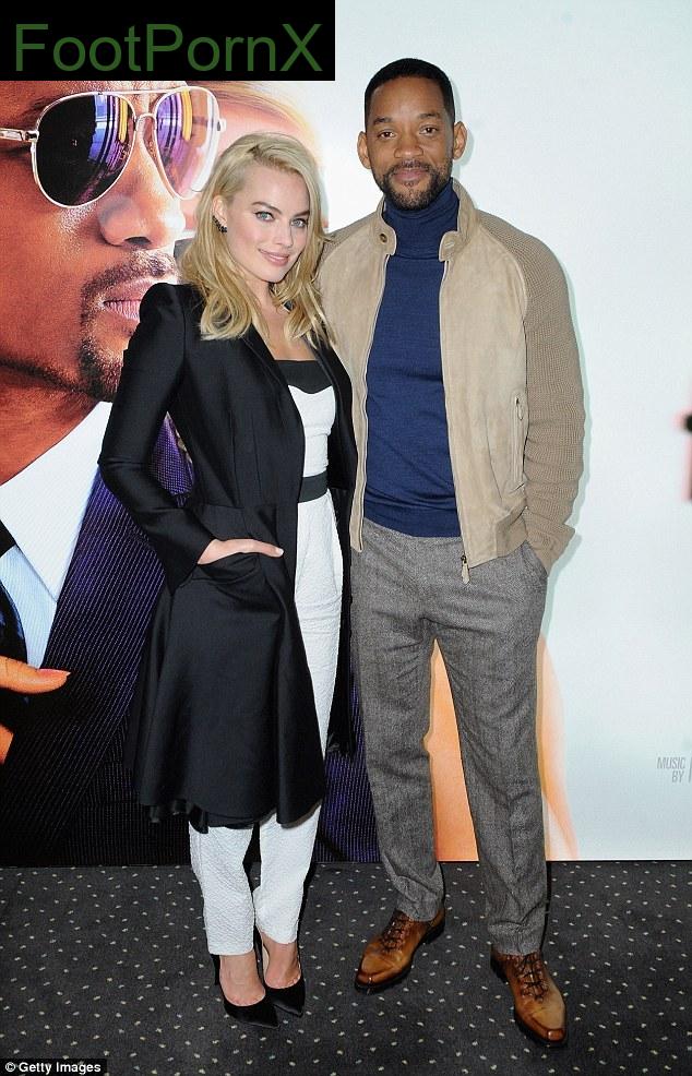 margot robbie feet photo 18