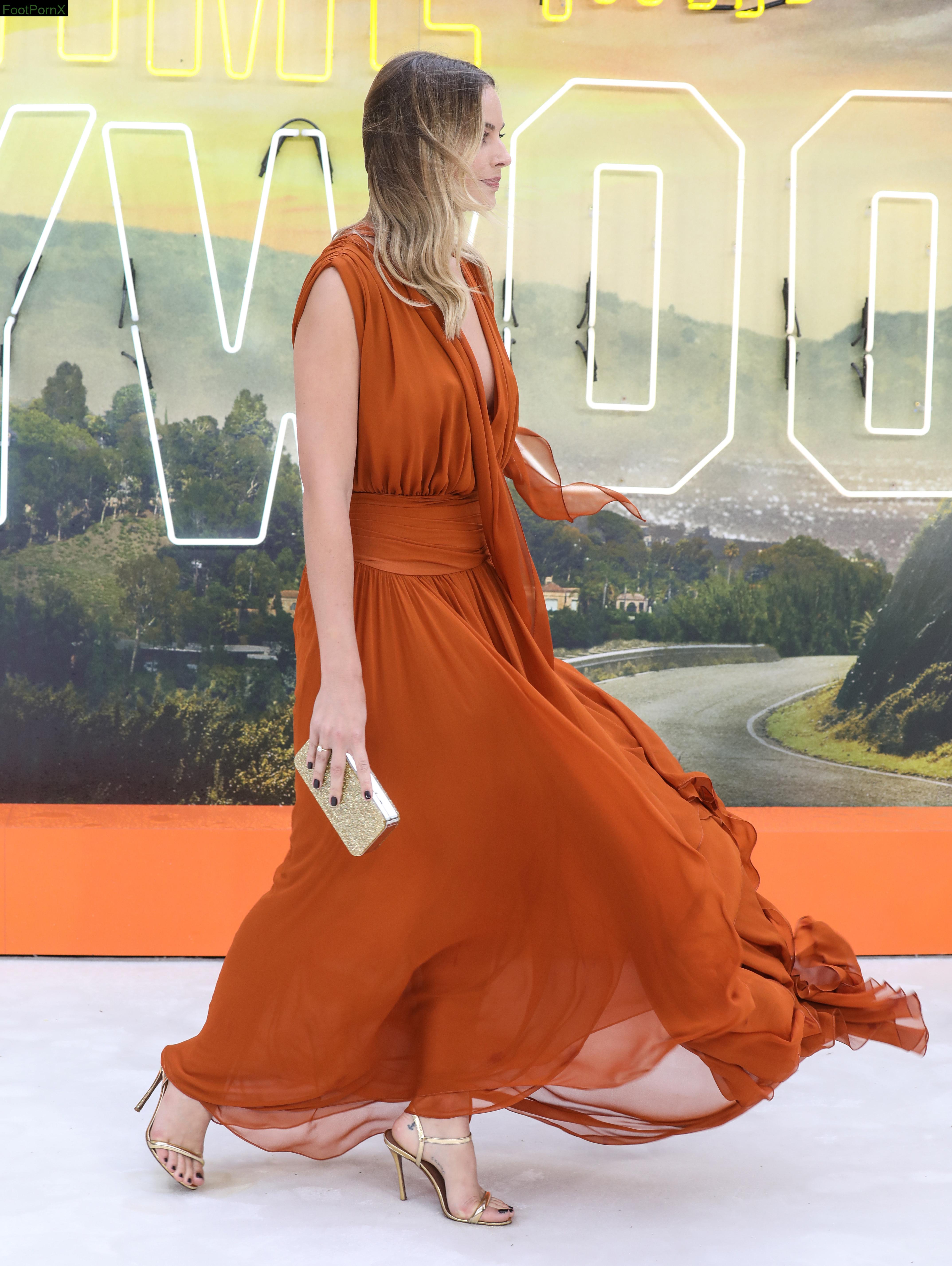 margot robbie feet photo 4