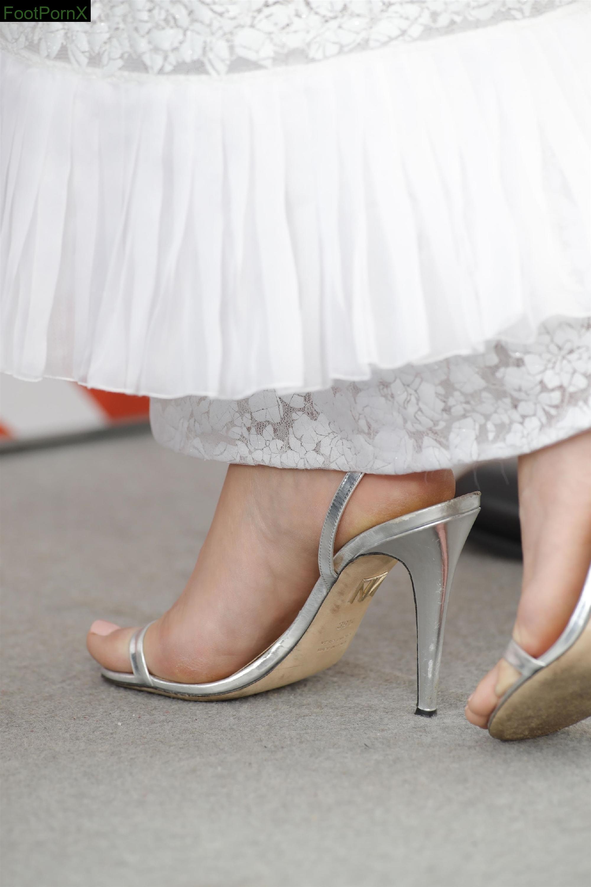 margot robbie feet photo 18