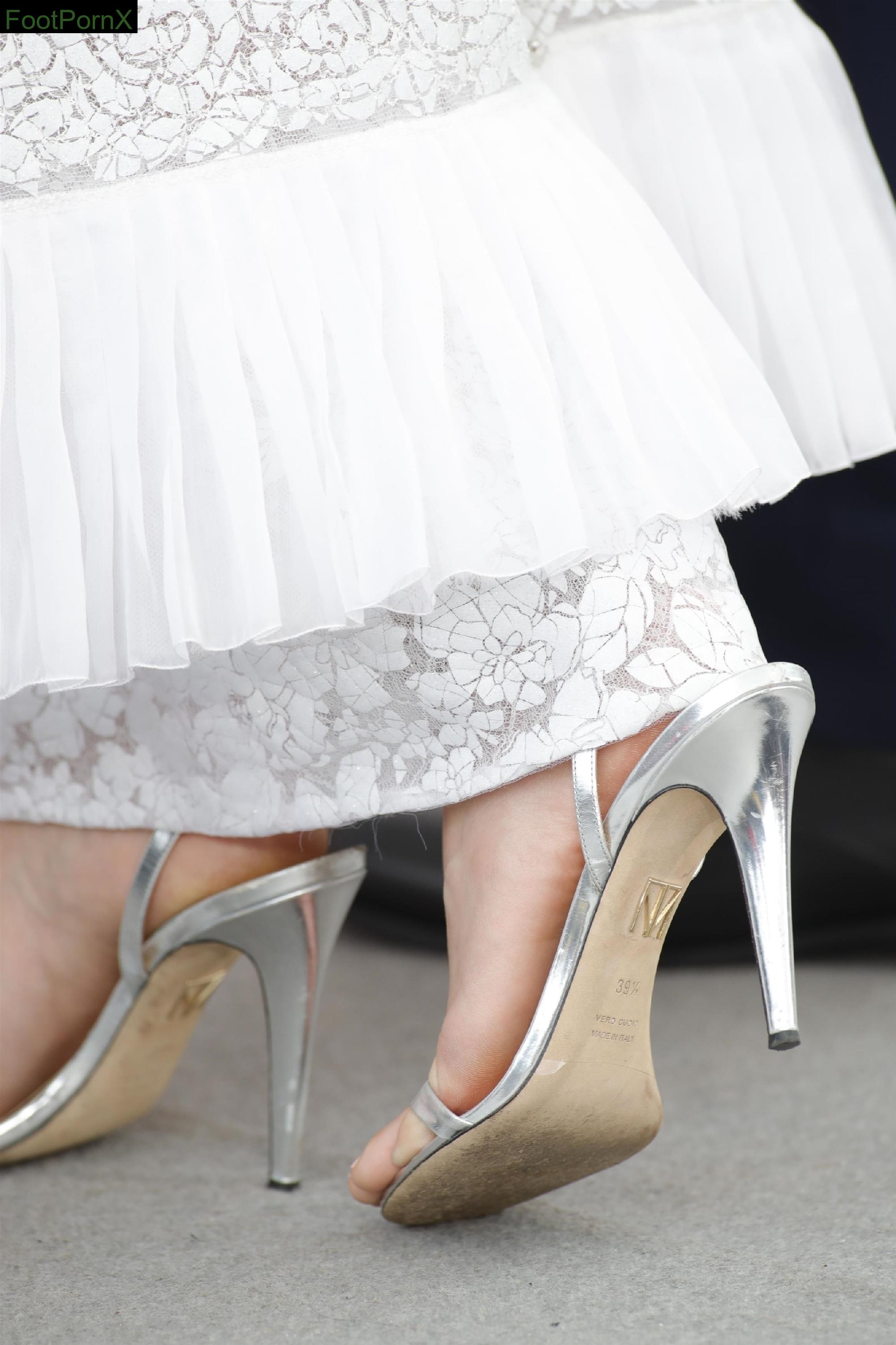 margot robbie feet photo 17