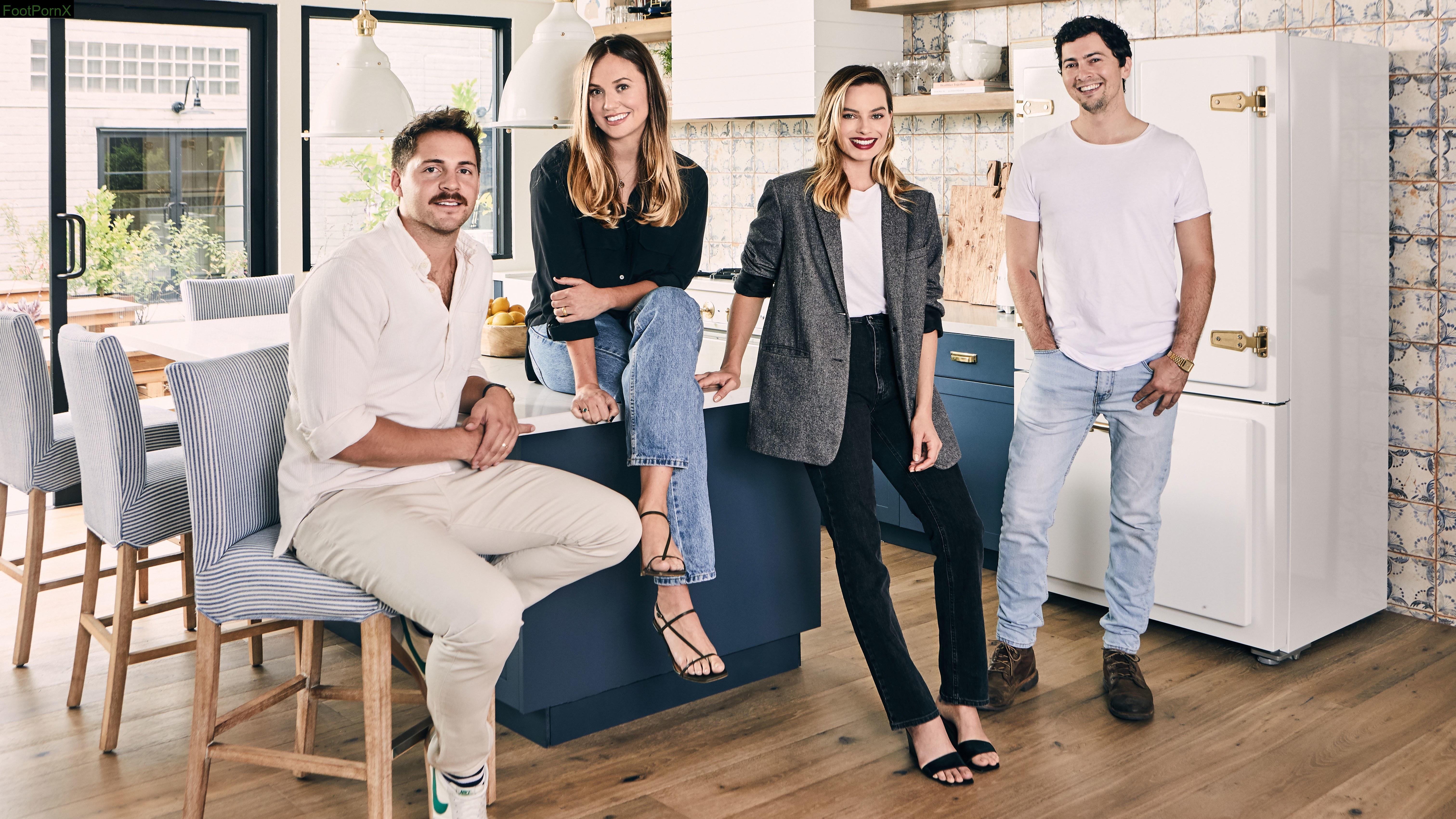 margot robbie feet photo 11