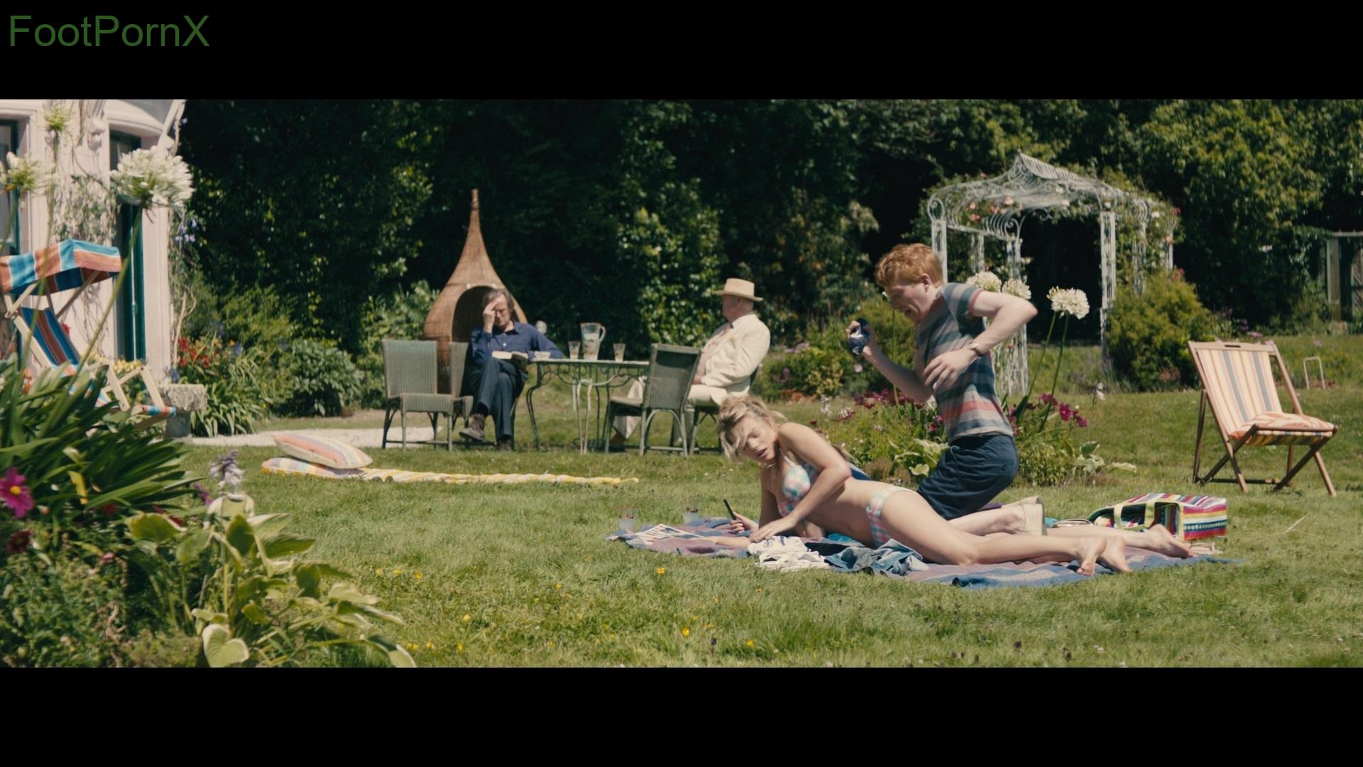 margot robbie feet photo 7