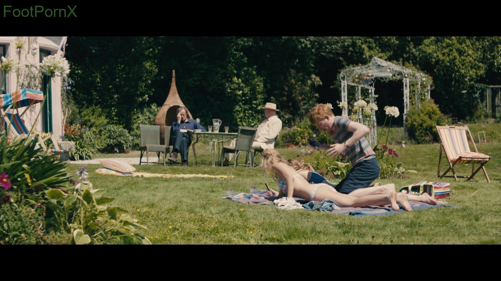 margot robbie feet photo 5