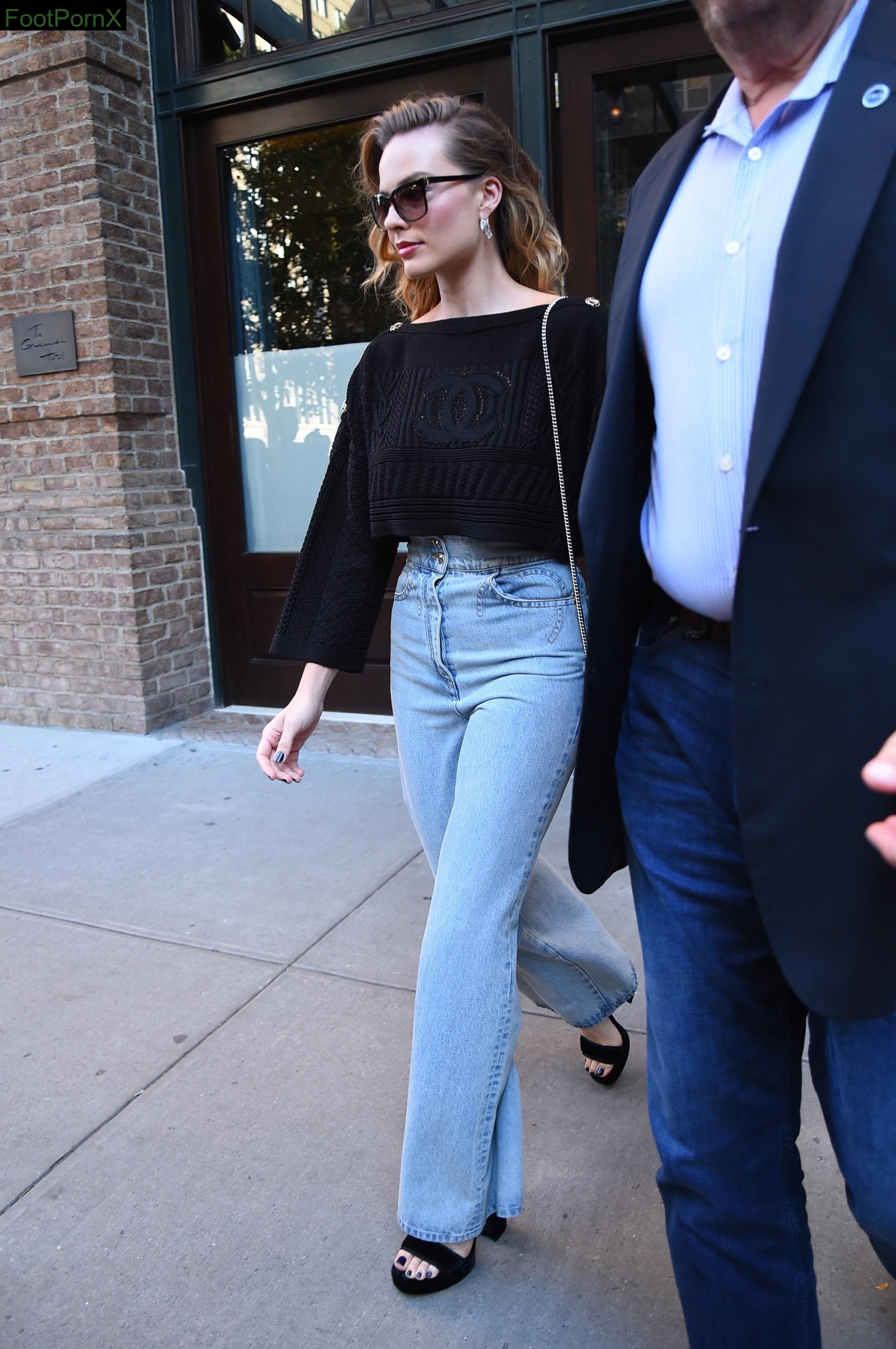margot robbie feet photo 23