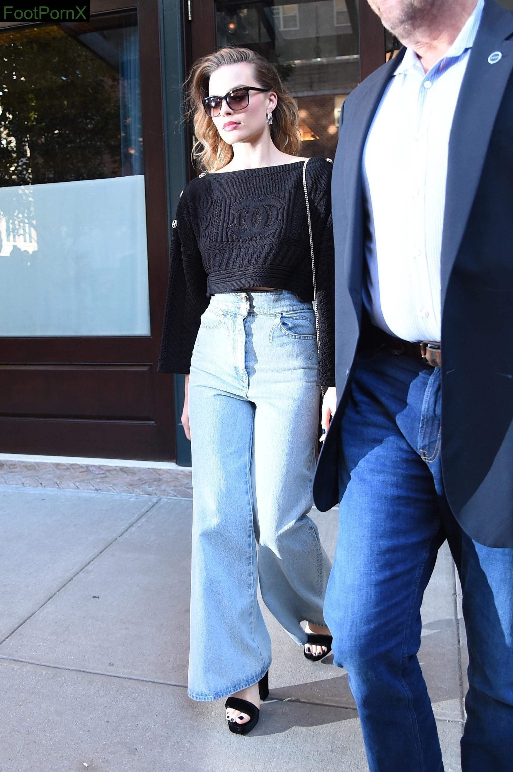 margot robbie feet photo 24