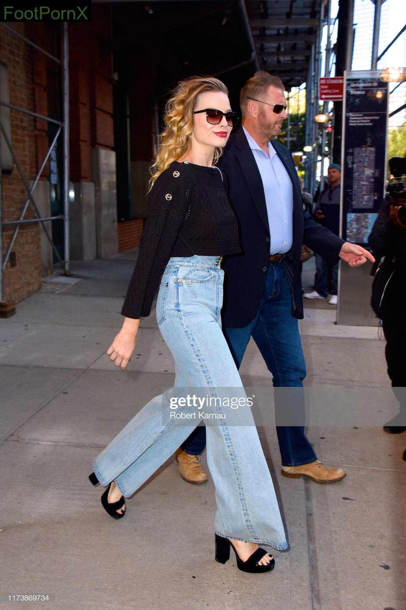 margot robbie feet photo 1