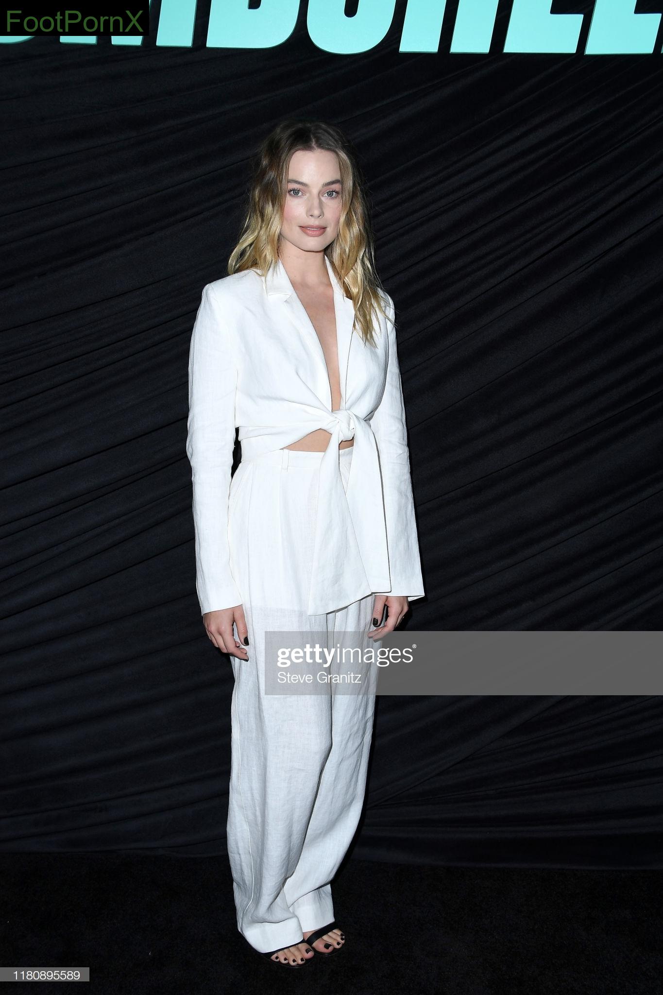 margot robbie feet photo 10