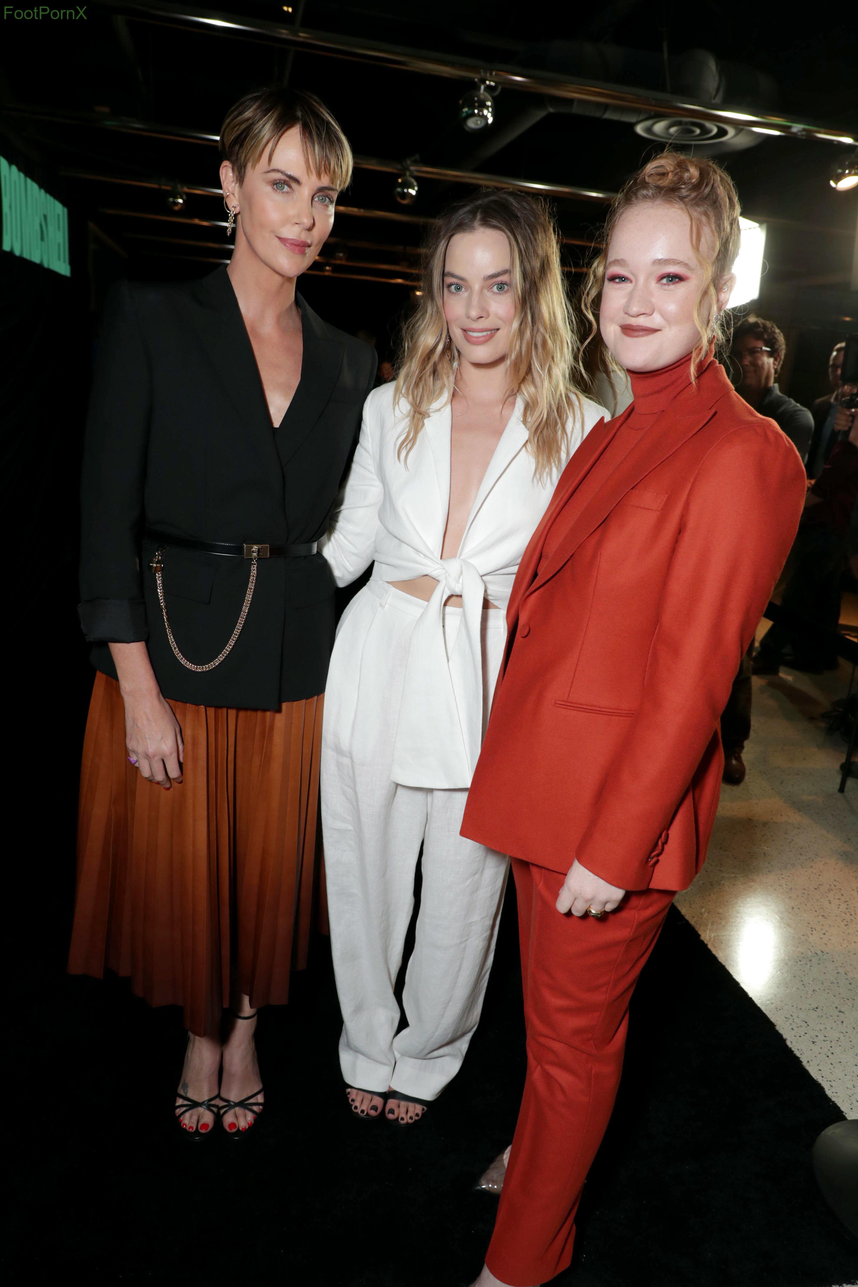 margot robbie feet photo 19