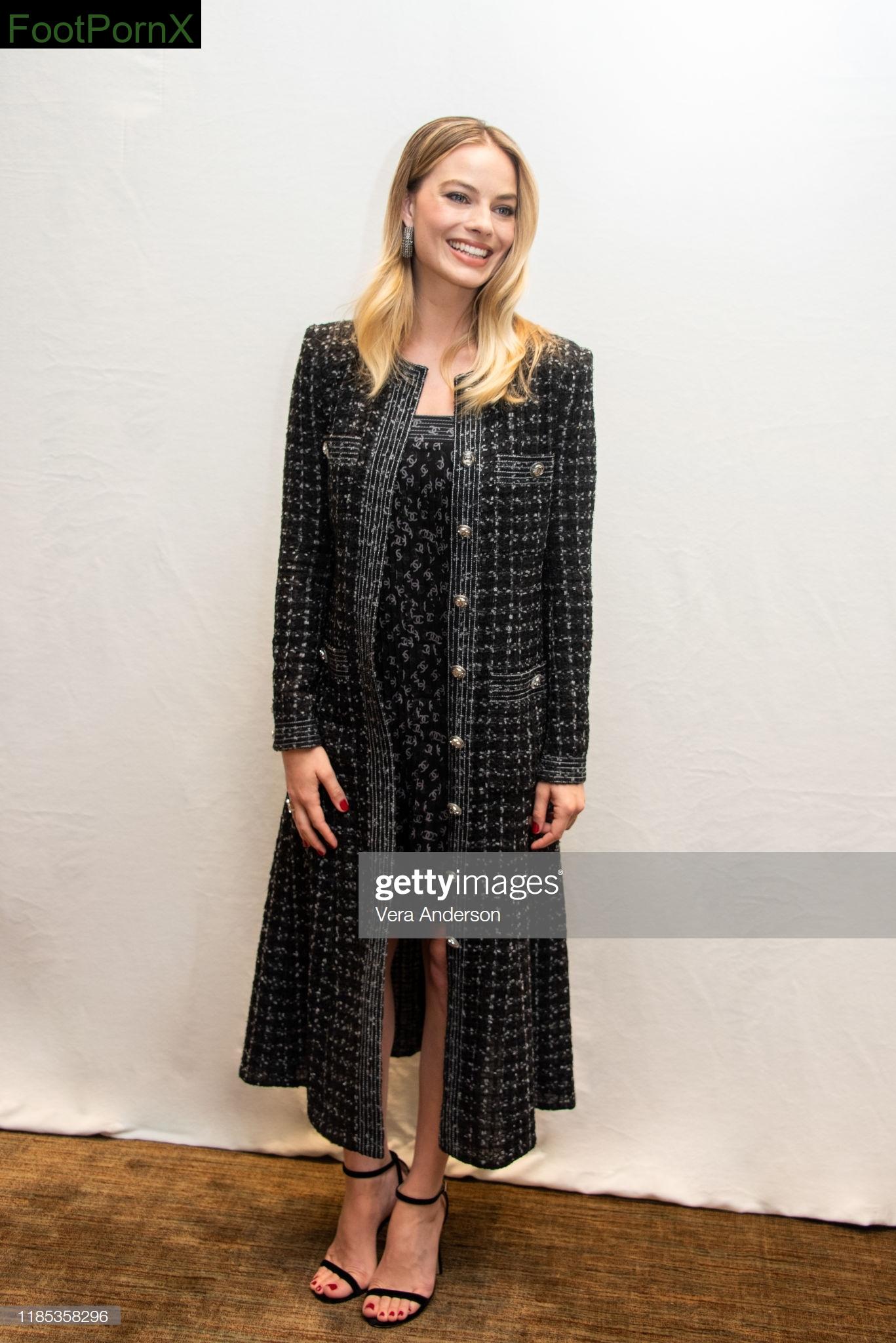 margot robbie feet photo 16