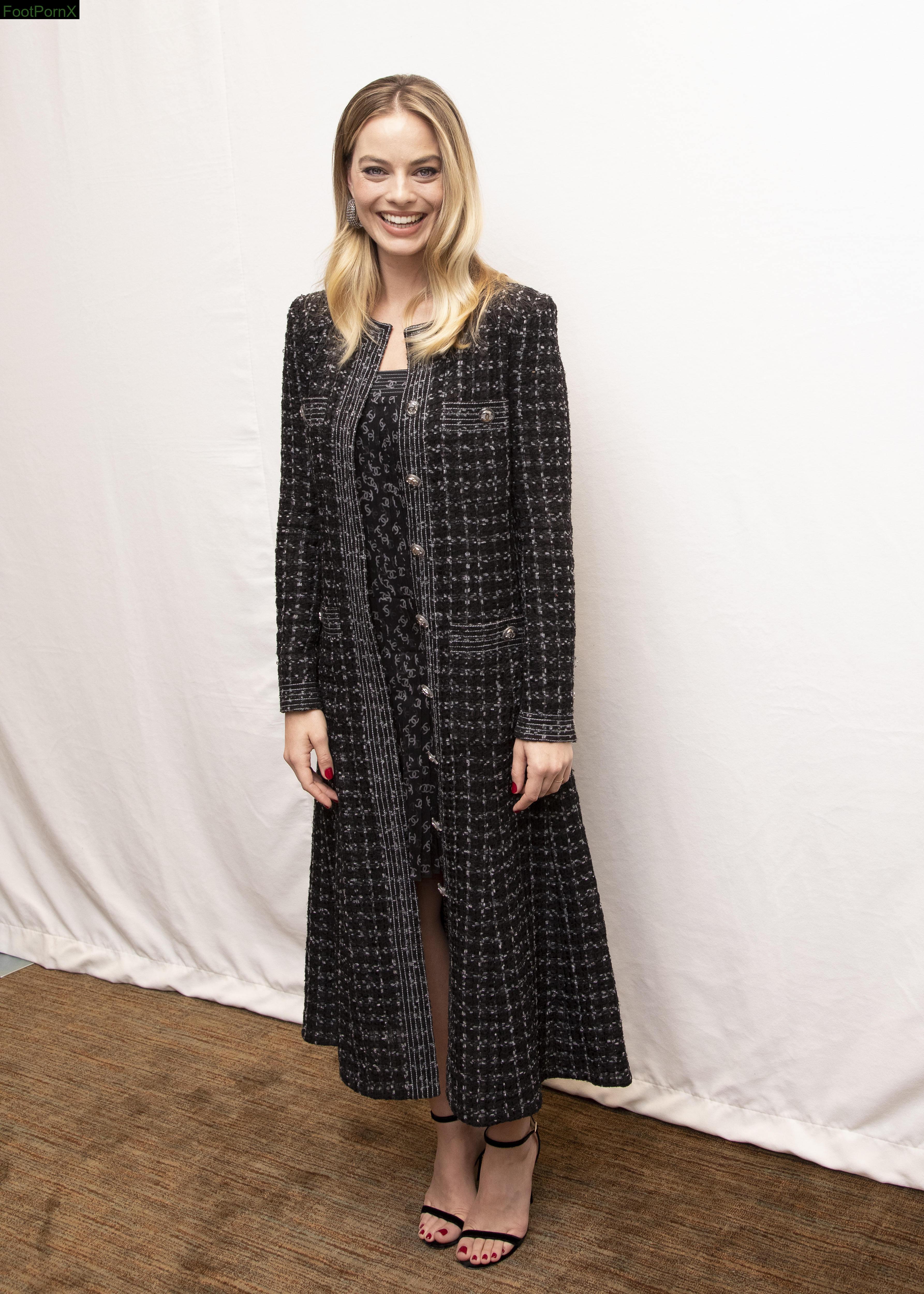 margot robbie feet photo 3