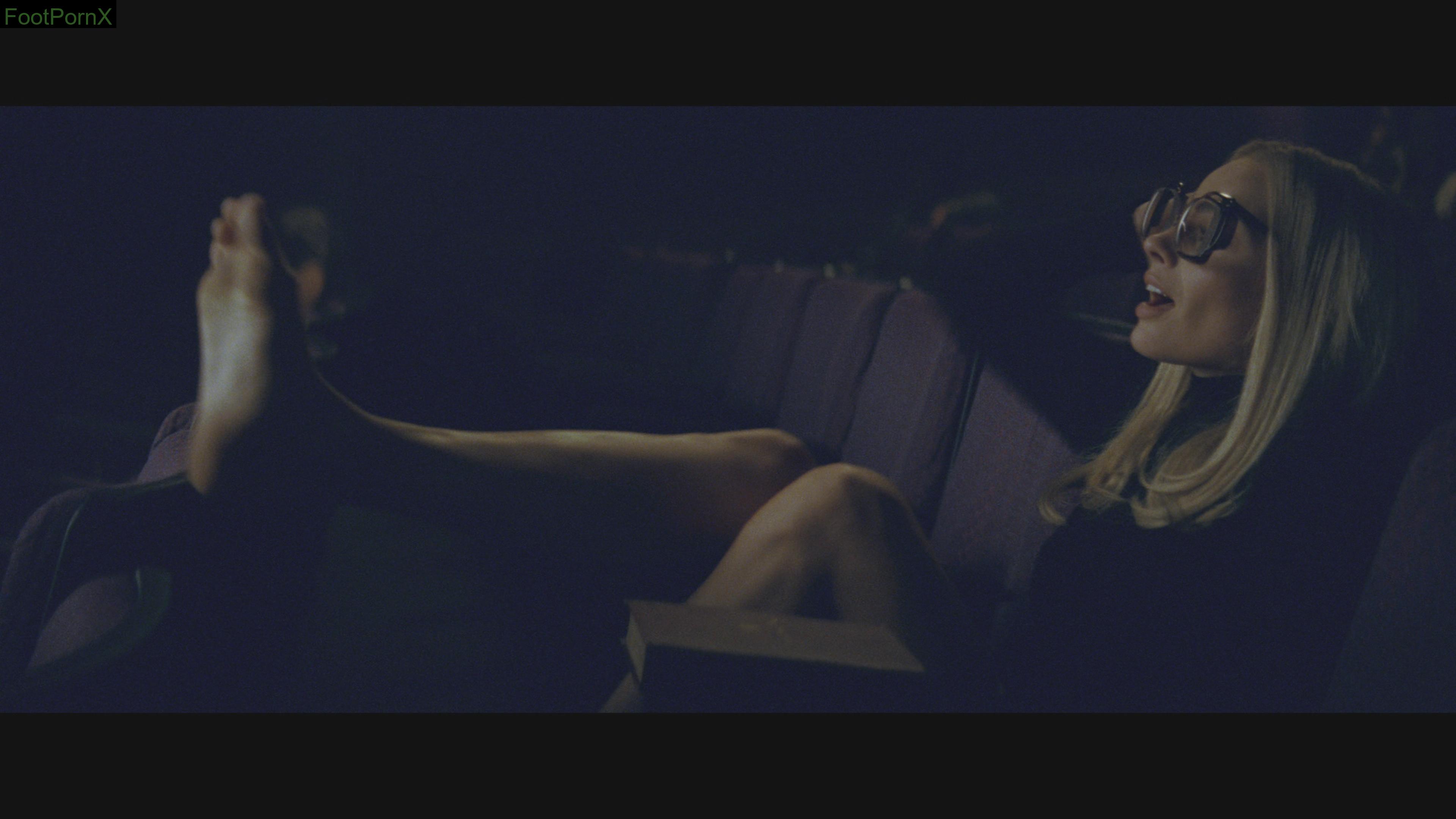 margot robbie feet photo 2