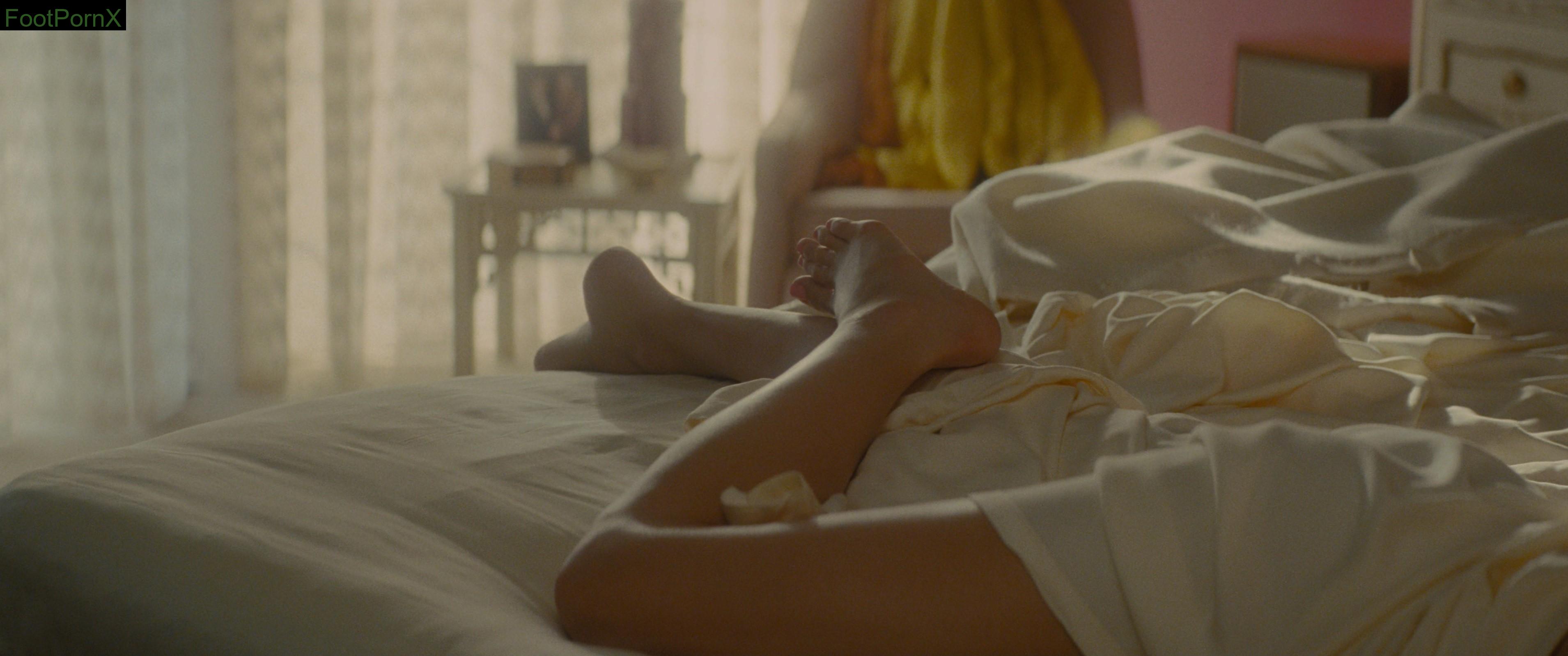 margot robbie feet photo 12