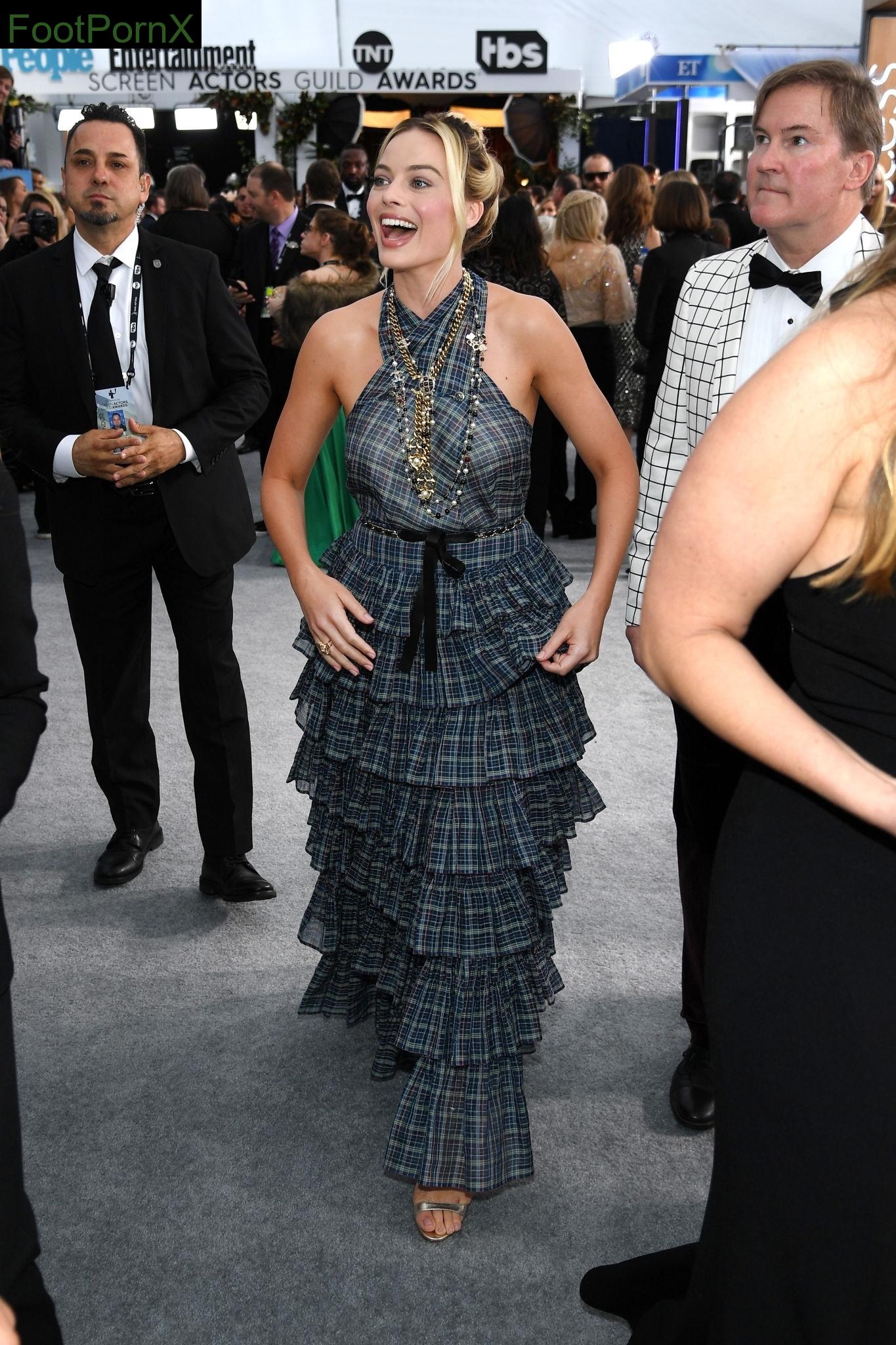 margot robbie feet photo 2