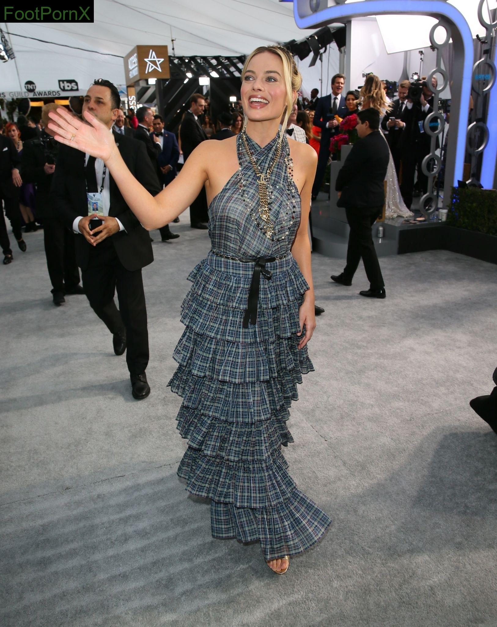 margot robbie feet photo 18