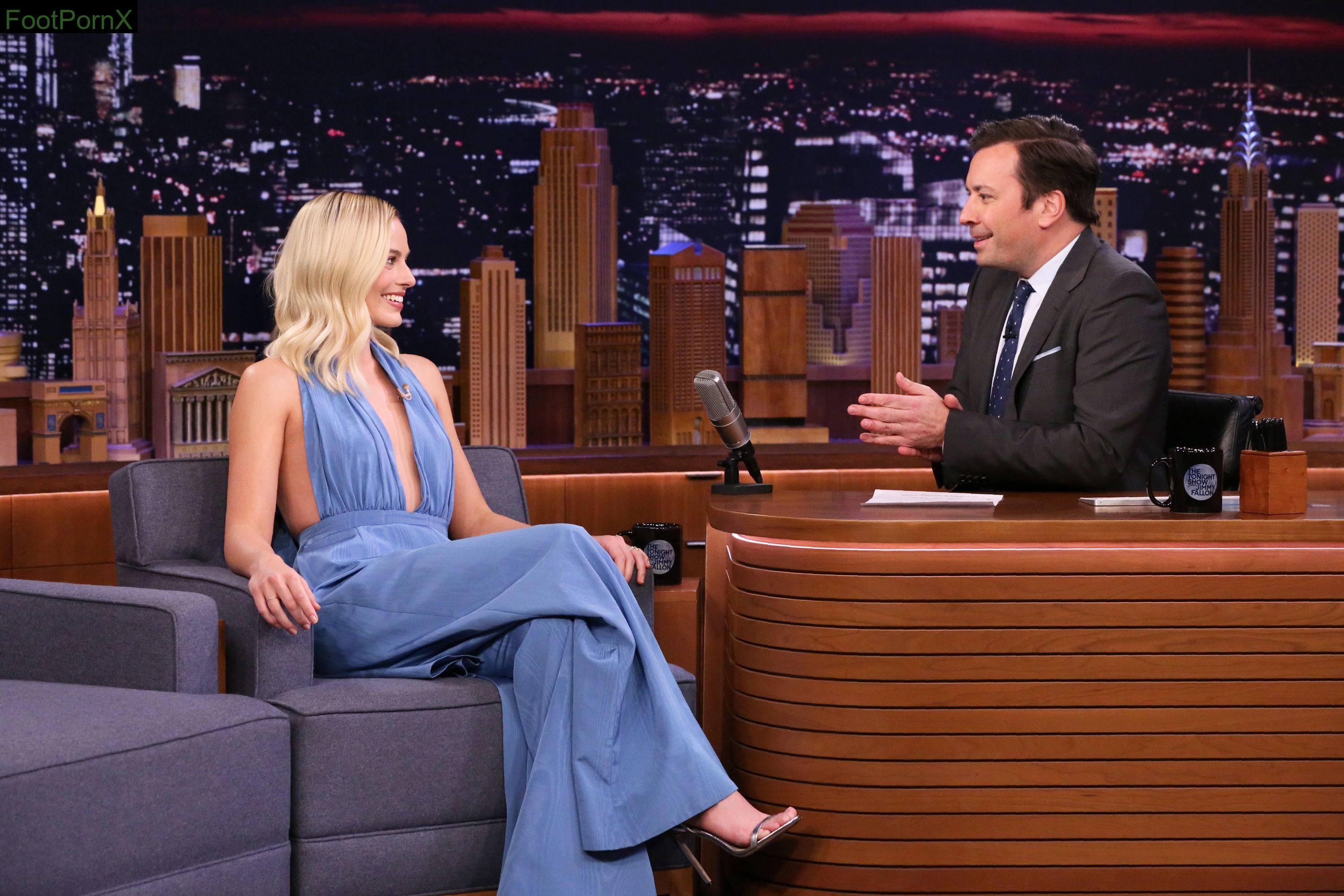 margot robbie feet photo 22