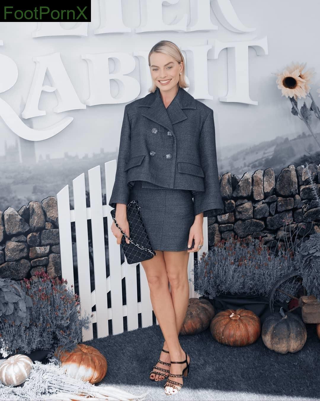 margot robbie feet photo 18