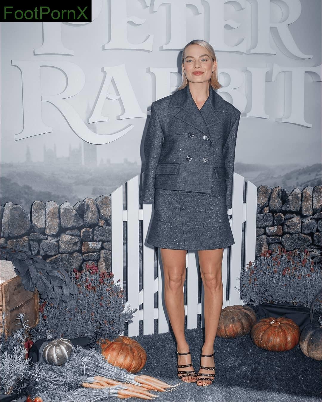 margot robbie feet photo 16