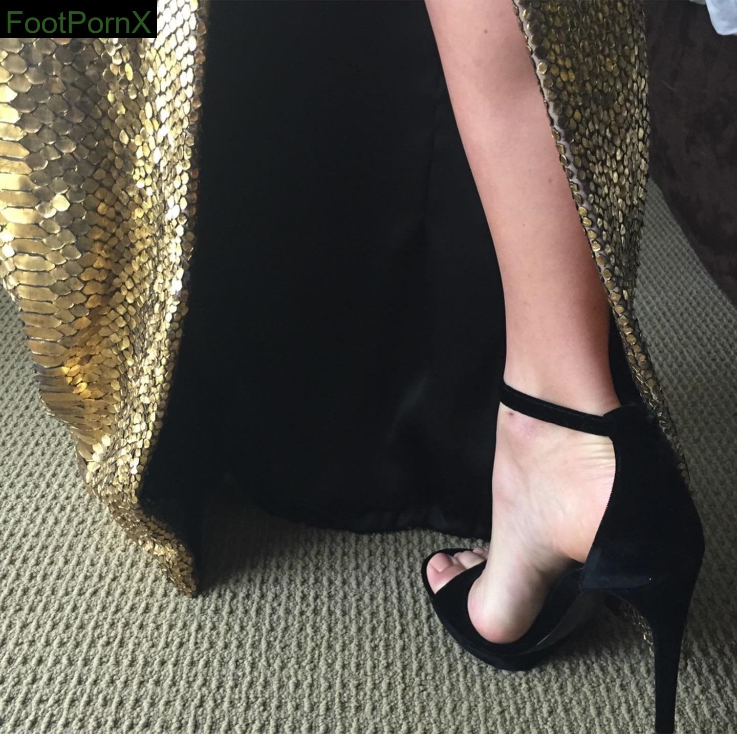 margot robbie feet photo 8