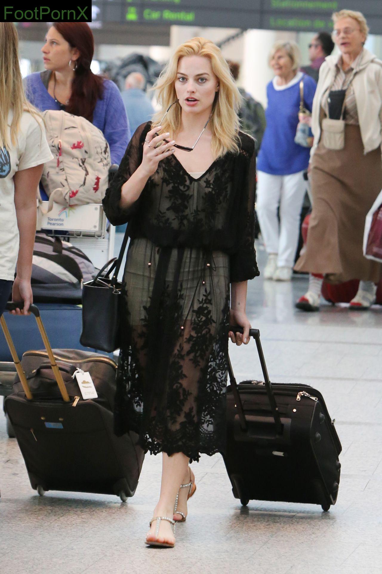 margot robbie feet photo 24