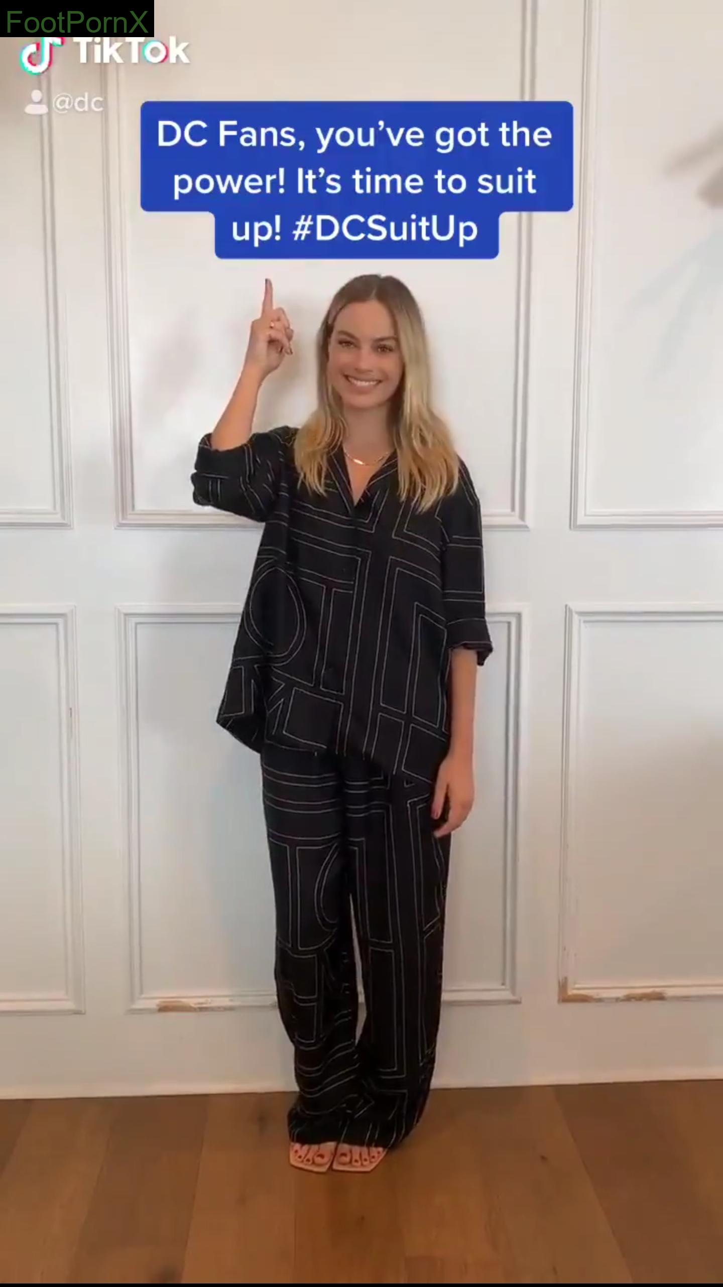 margot robbie feet photo 16