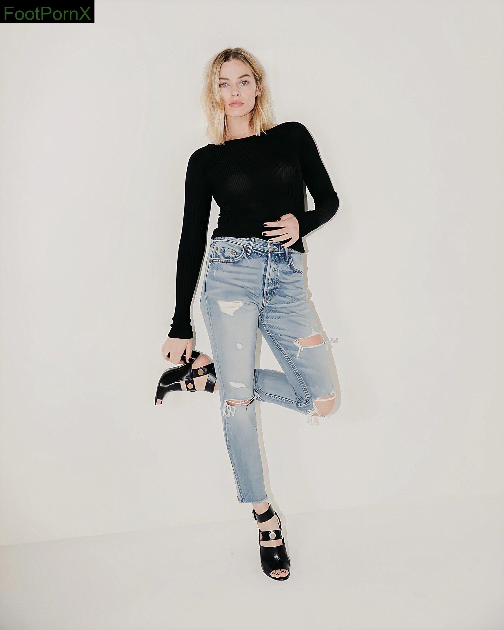 margot robbie feet photo 14
