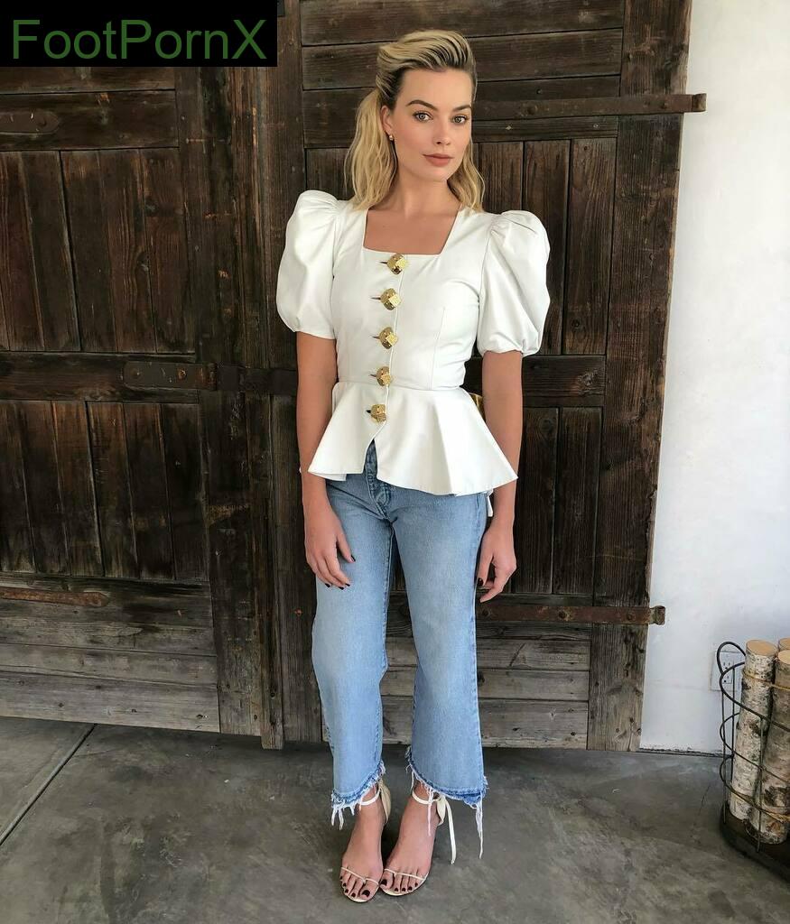 margot robbie feet photo 2