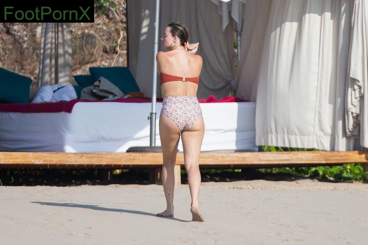 margot robbie feet photo 18