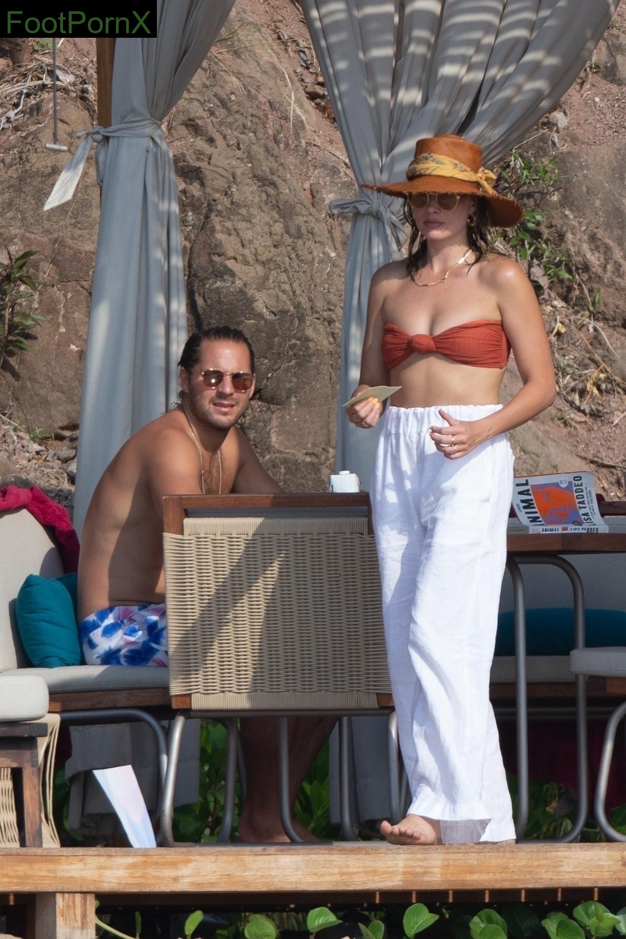 margot robbie feet photo 16