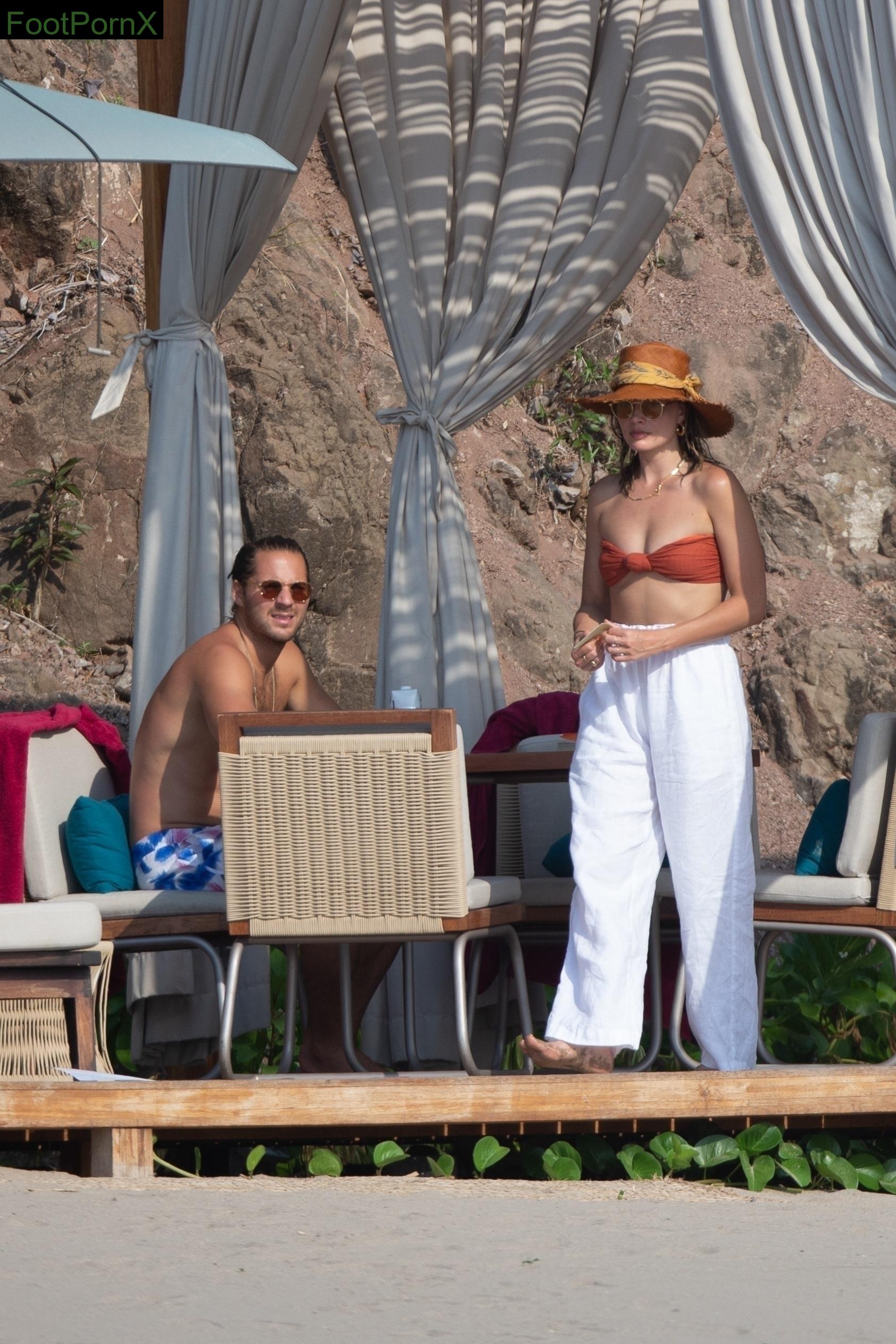 margot robbie feet photo 12