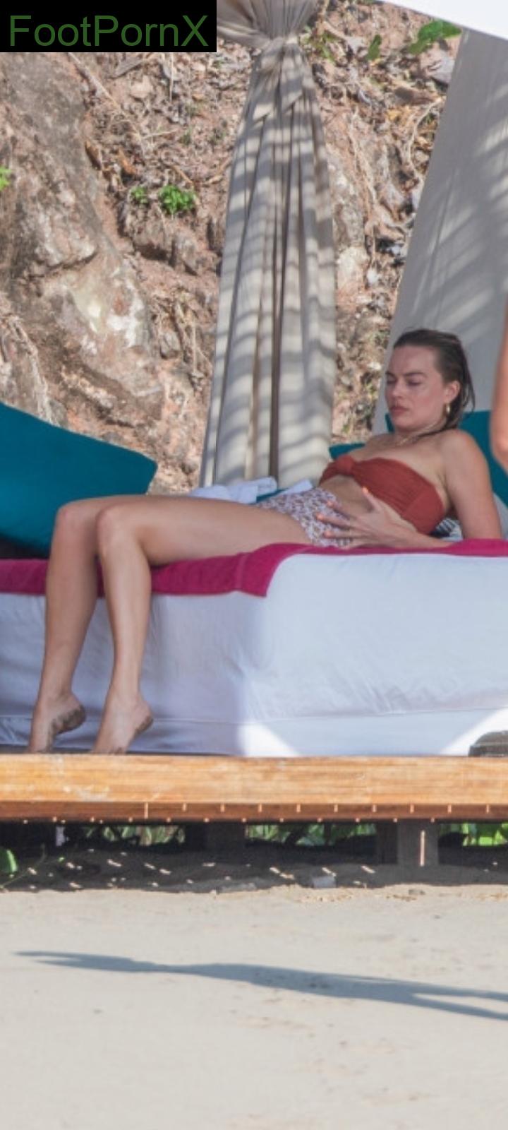 margot robbie feet photo 14