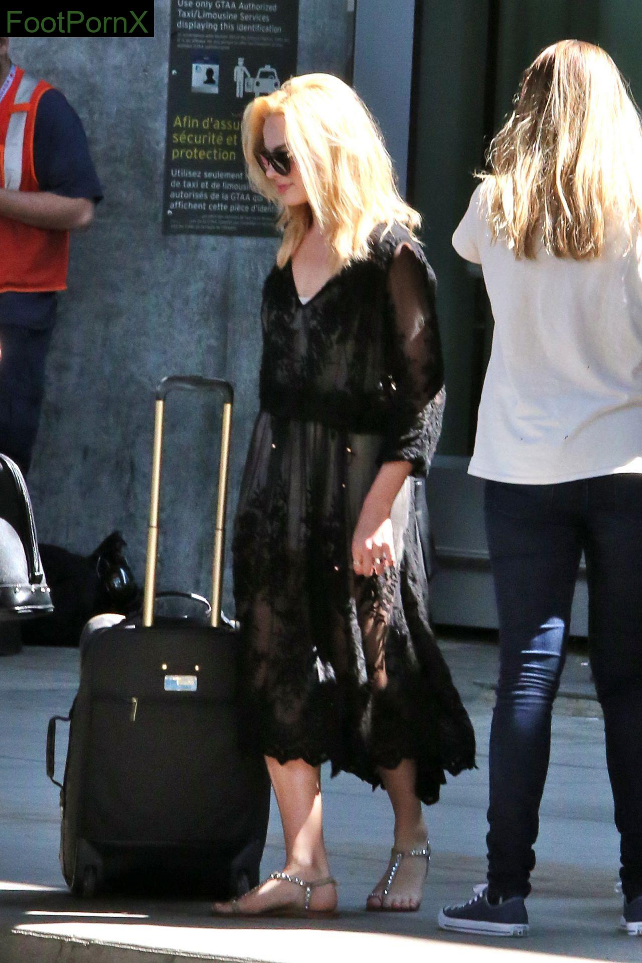 margot robbie feet photo 8