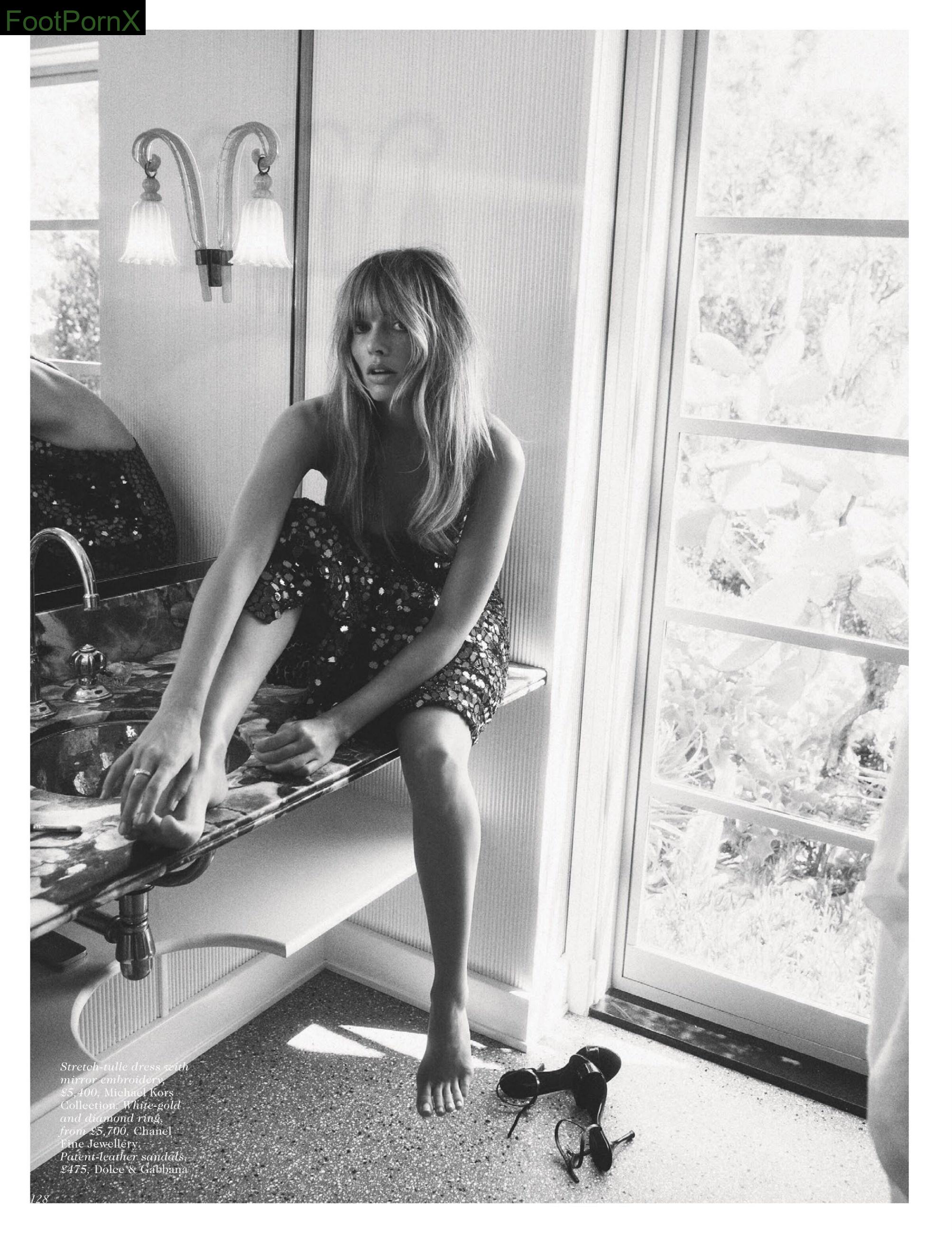 margot robbie feet photo 3