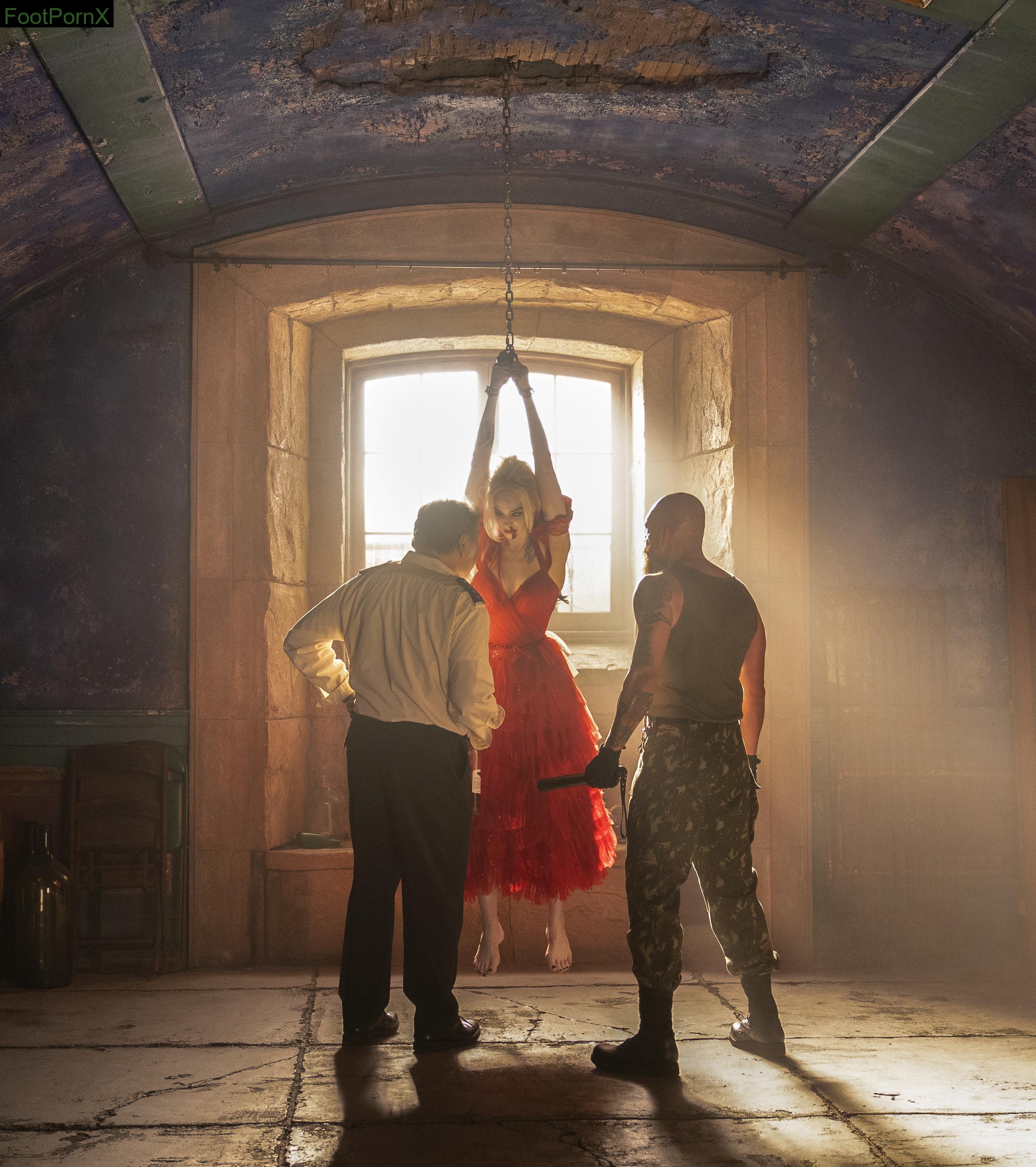 margot robbie feet photo 20