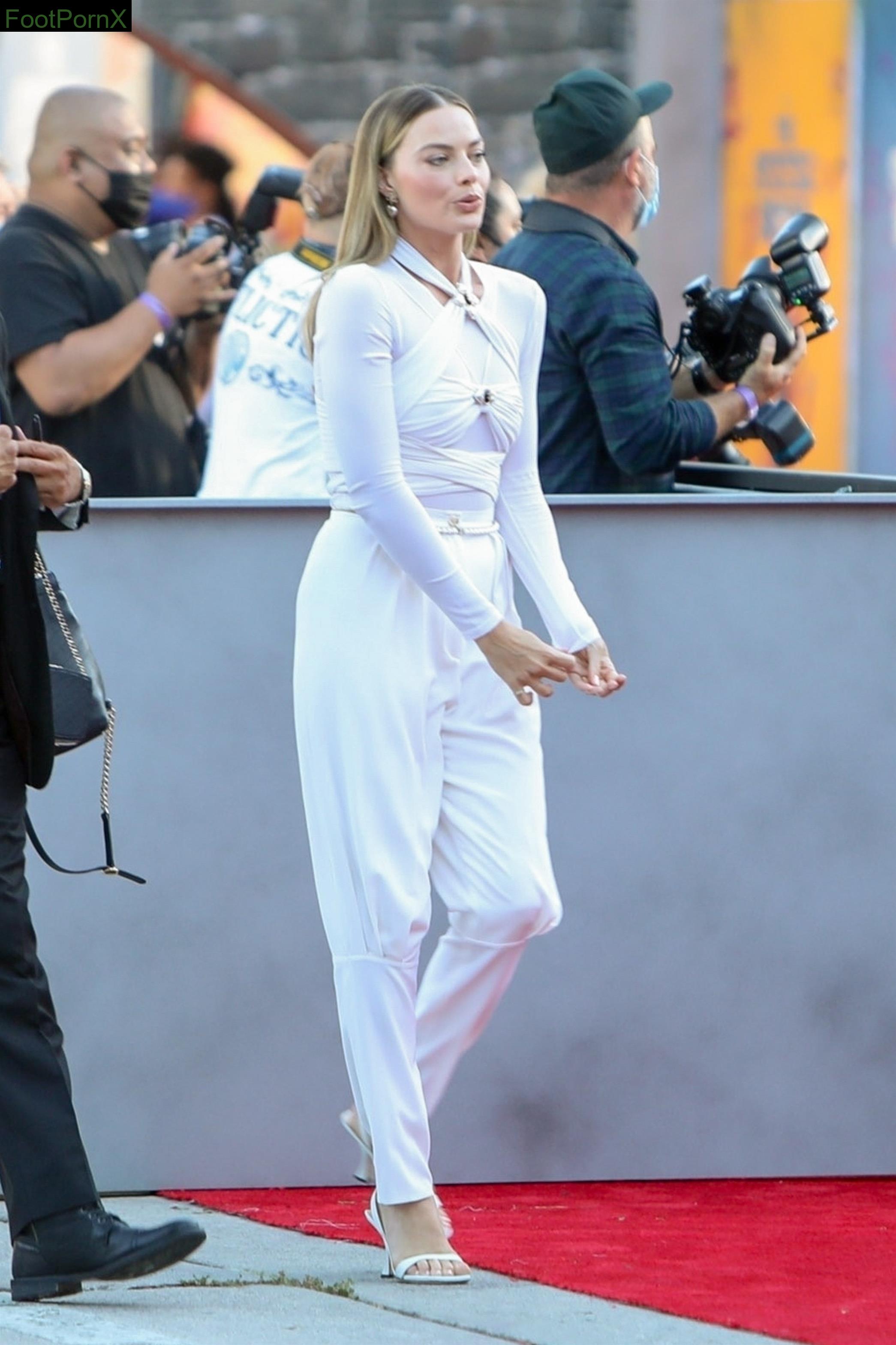 margot robbie feet photo 17