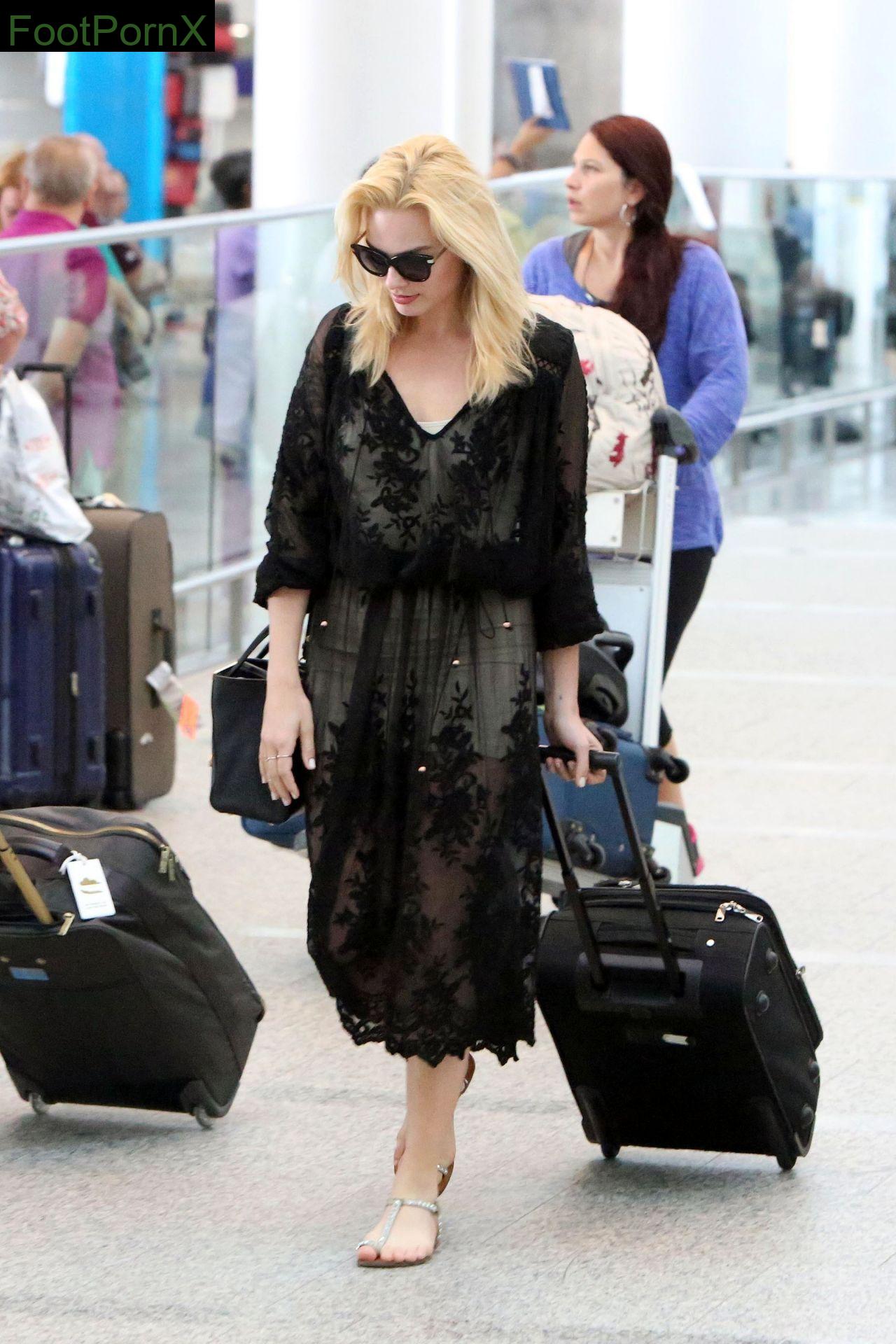 margot robbie feet photo 18