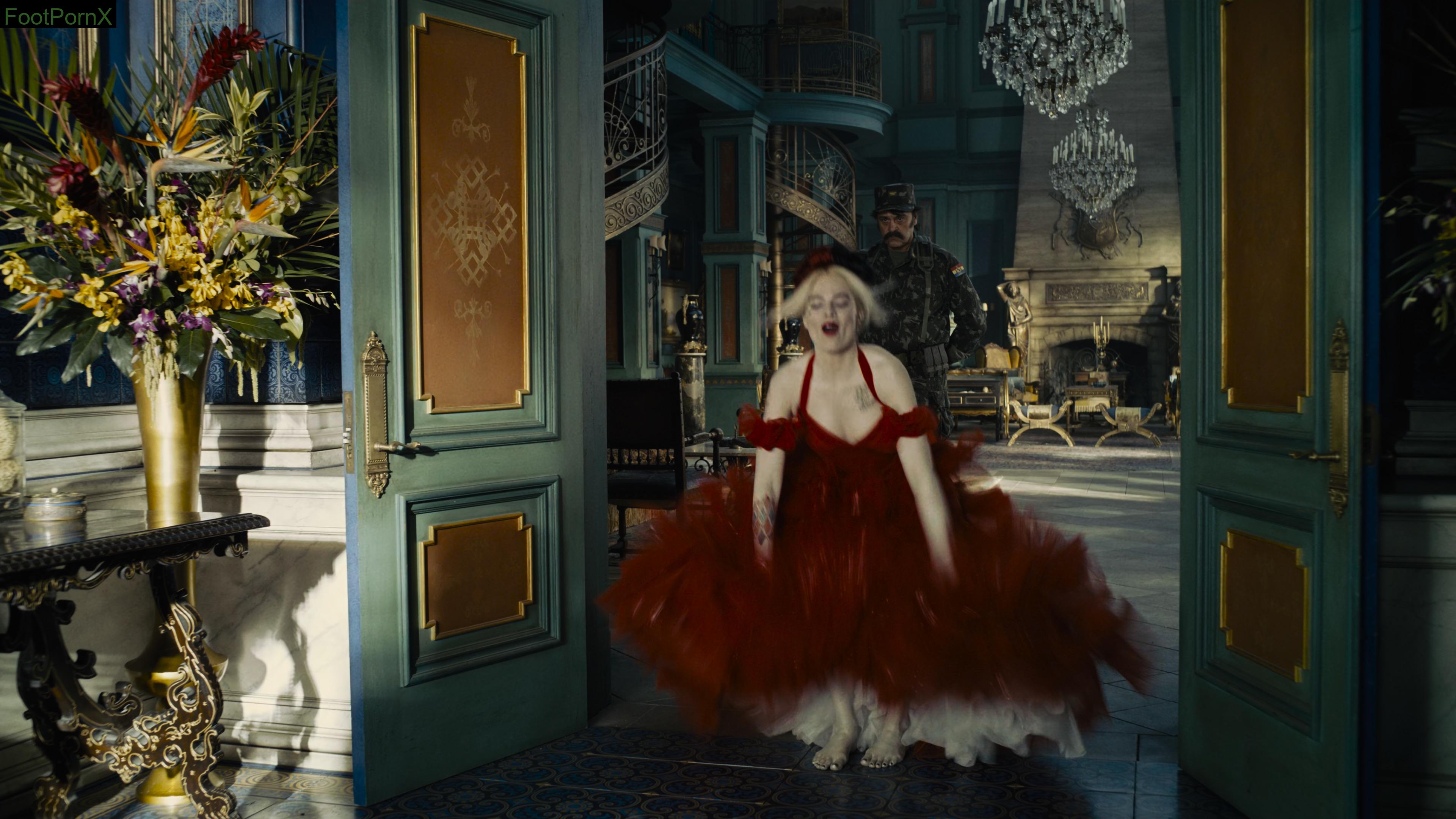 margot robbie feet photo 4