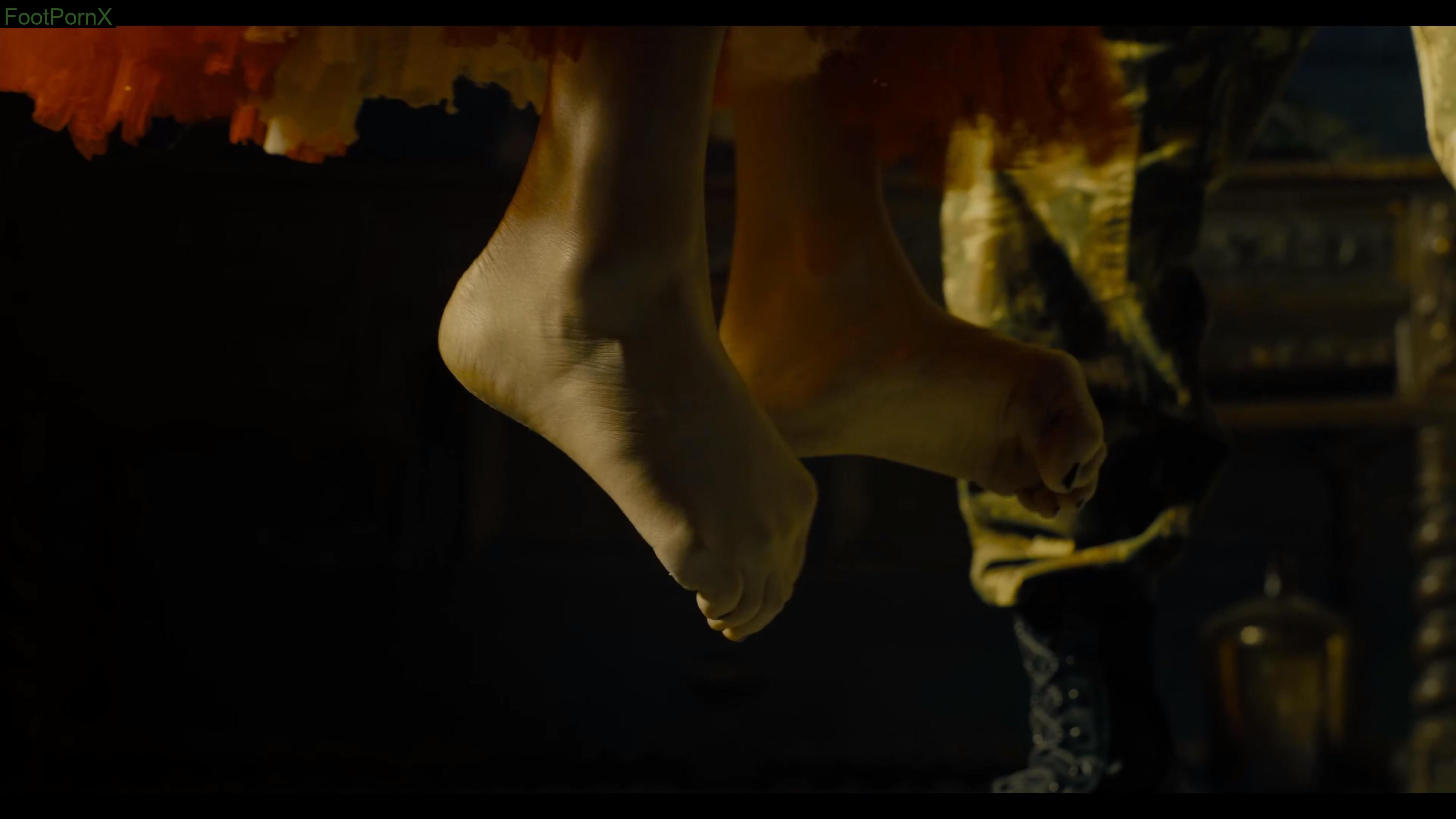 margot robbie feet photo 10