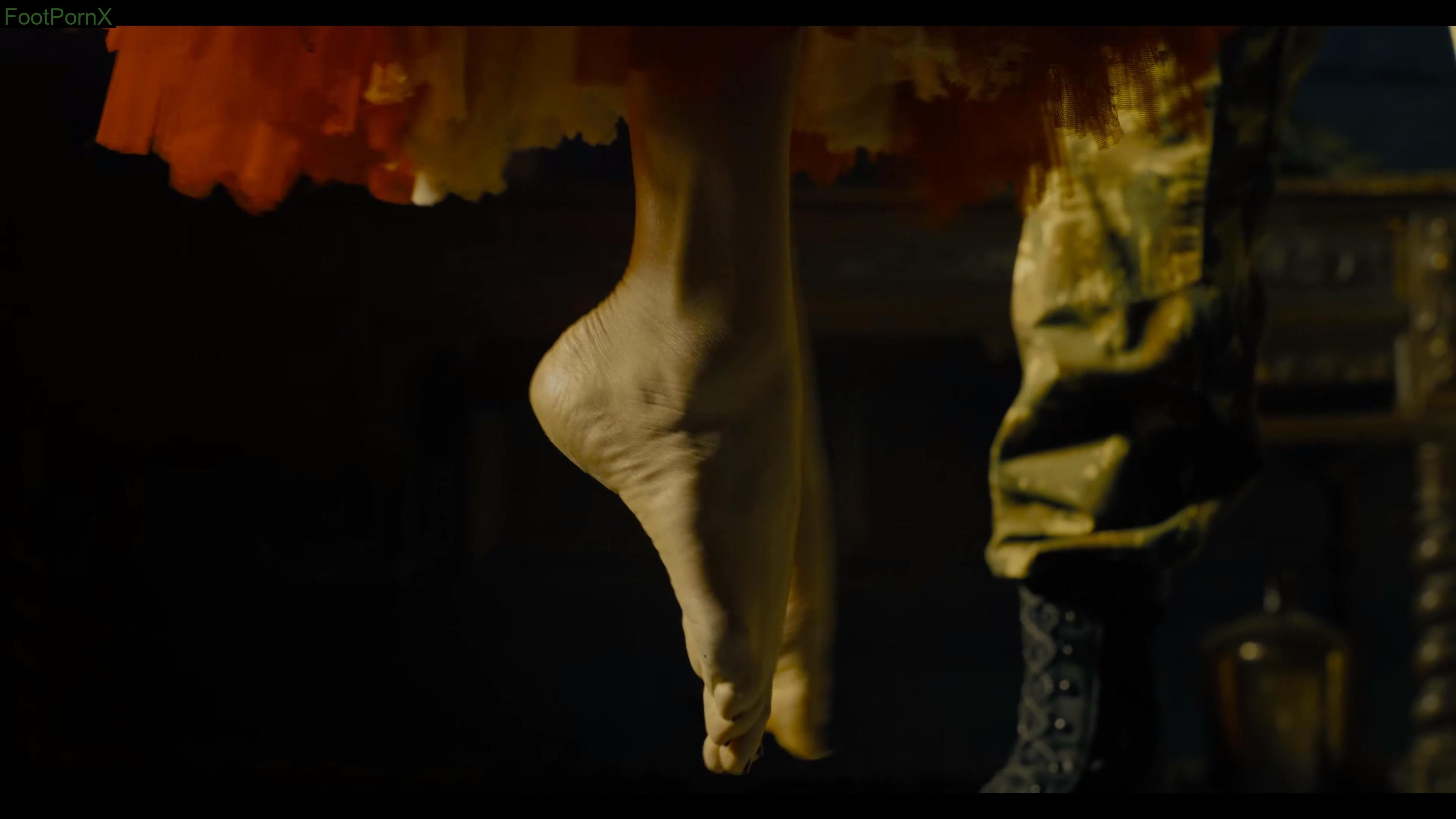 margot robbie feet photo 9