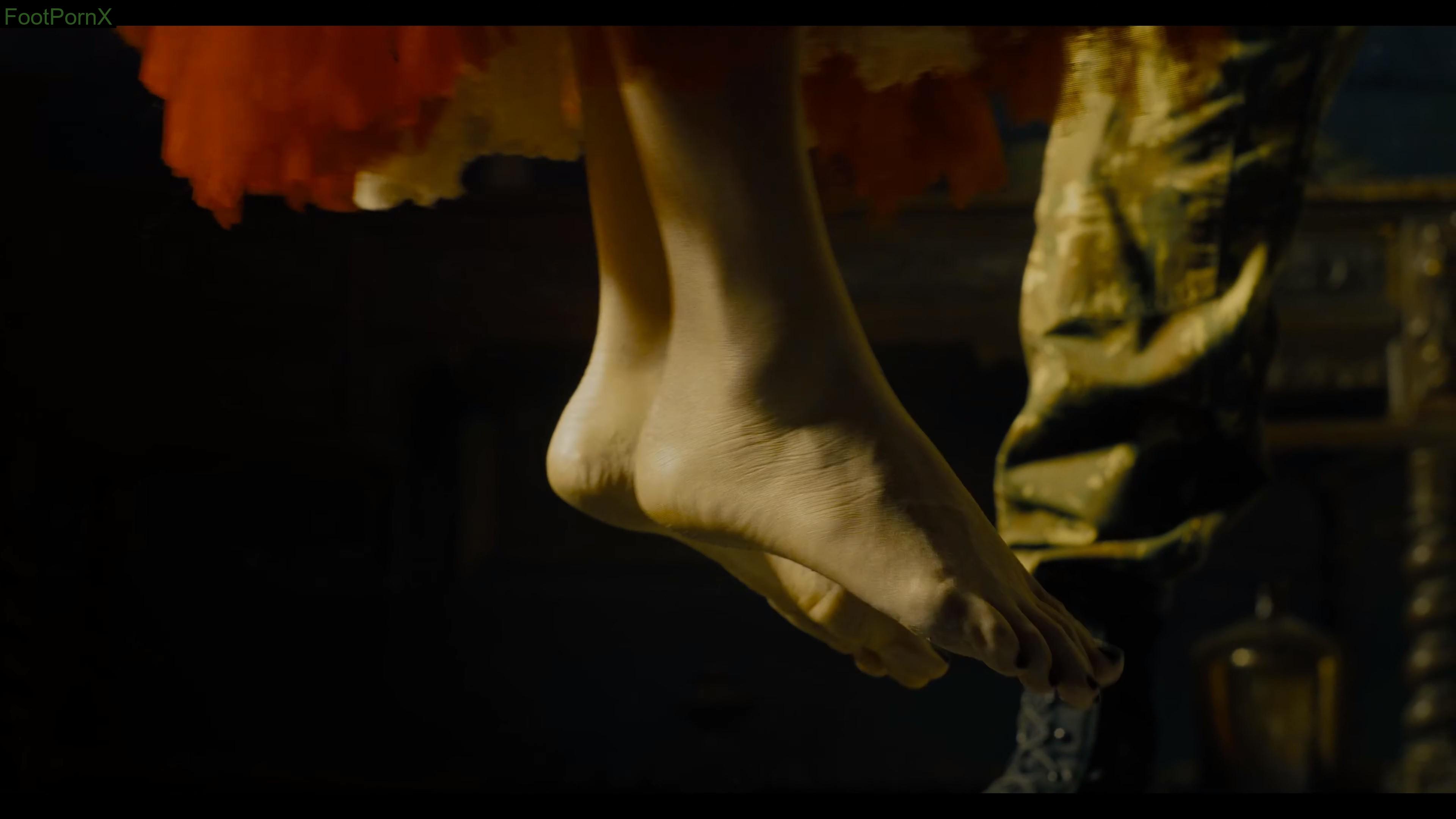 margot robbie feet photo 6