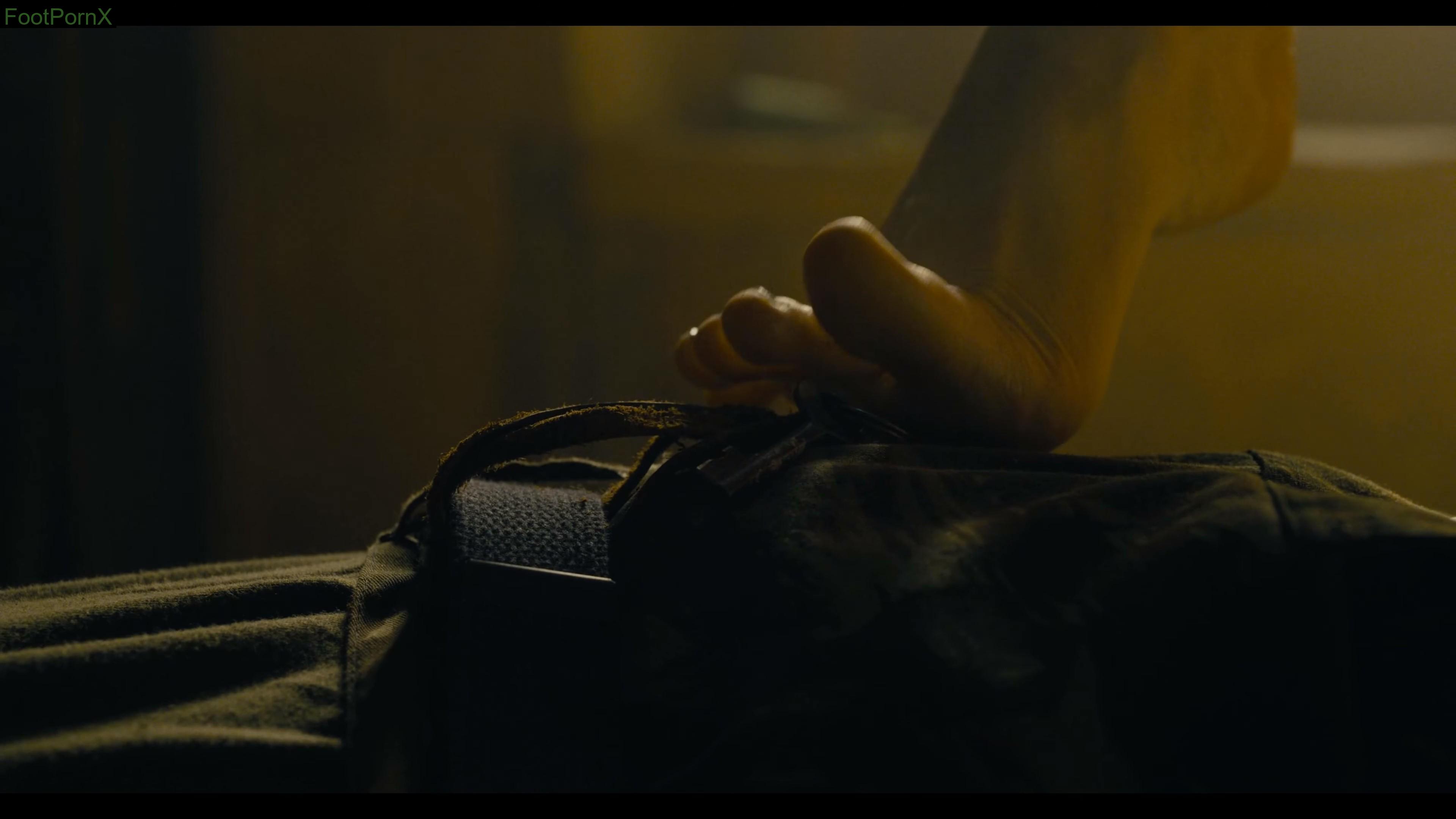 margot robbie feet photo 8