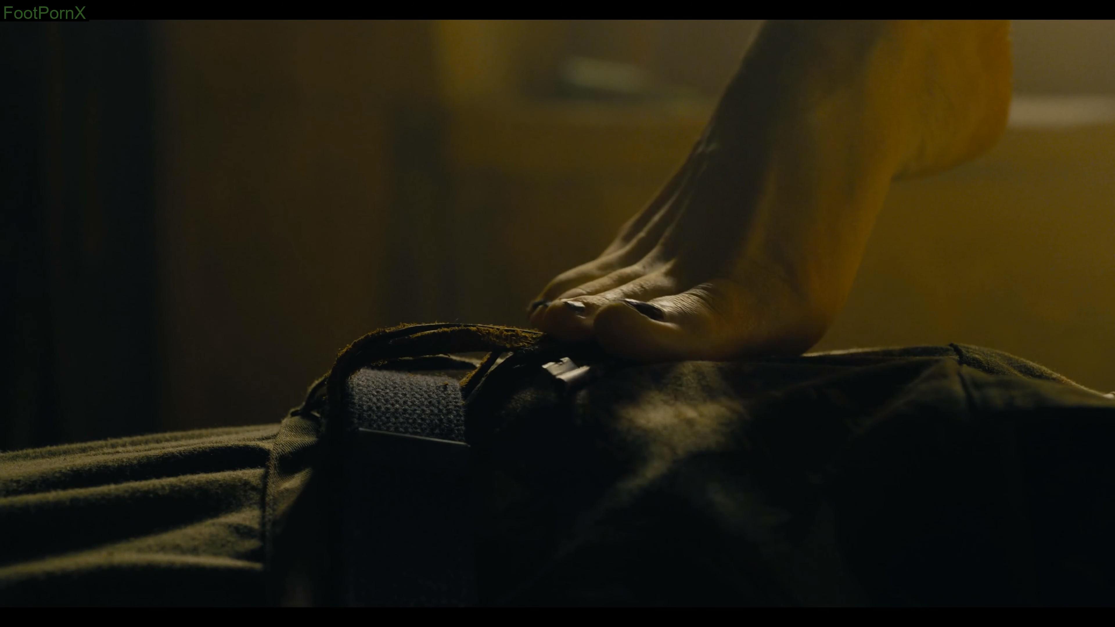 margot robbie feet photo 1