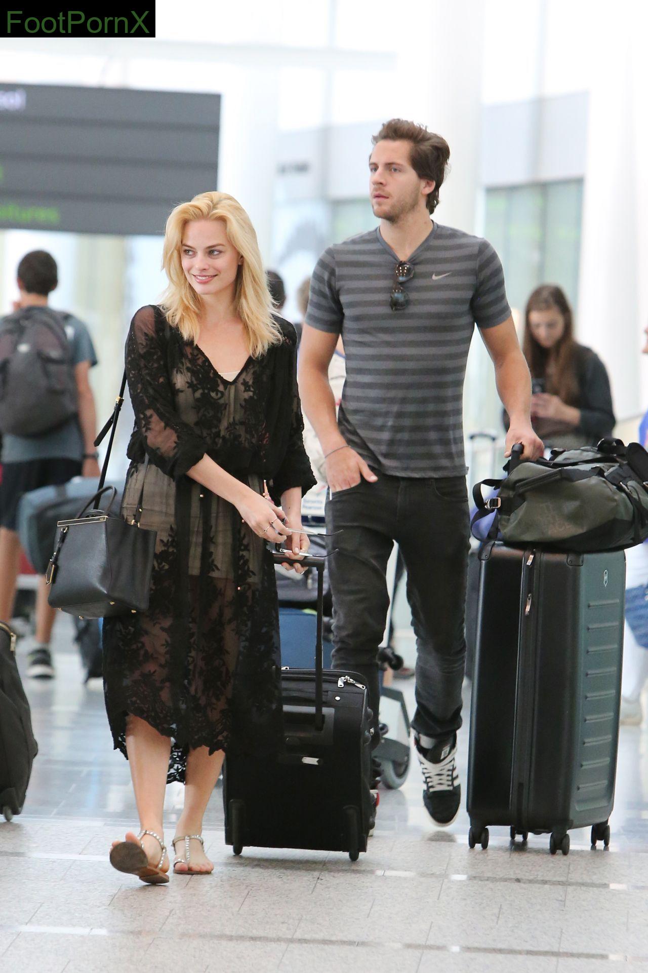 margot robbie feet photo 20