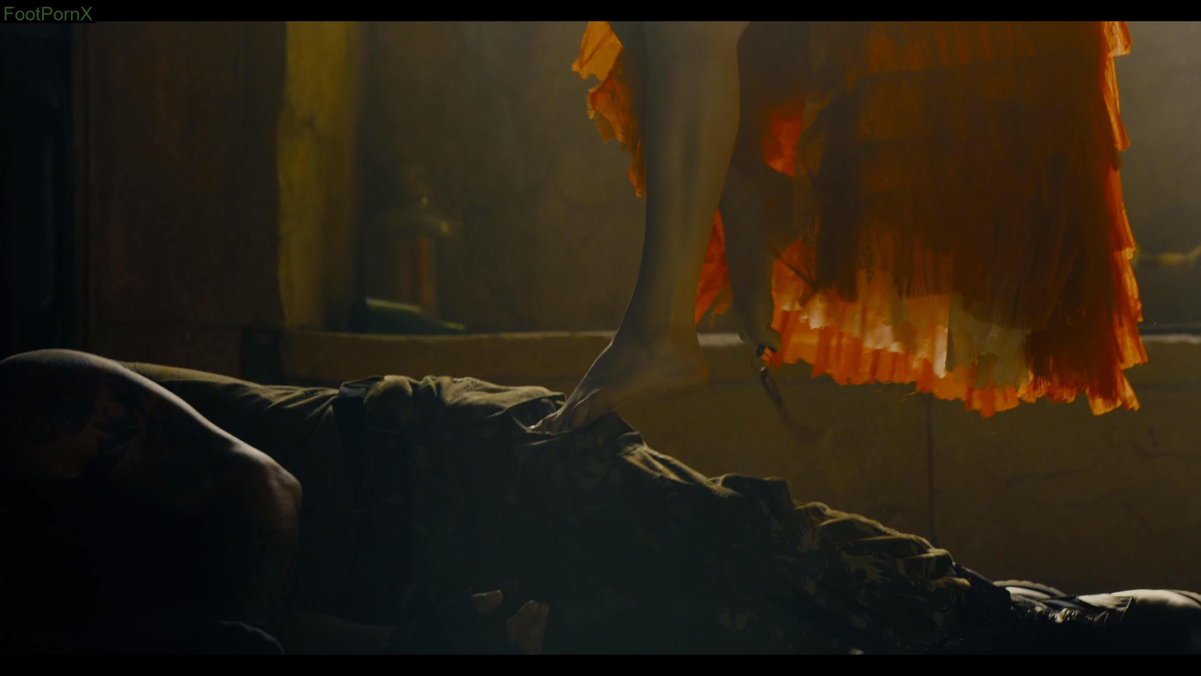 margot robbie feet photo 2