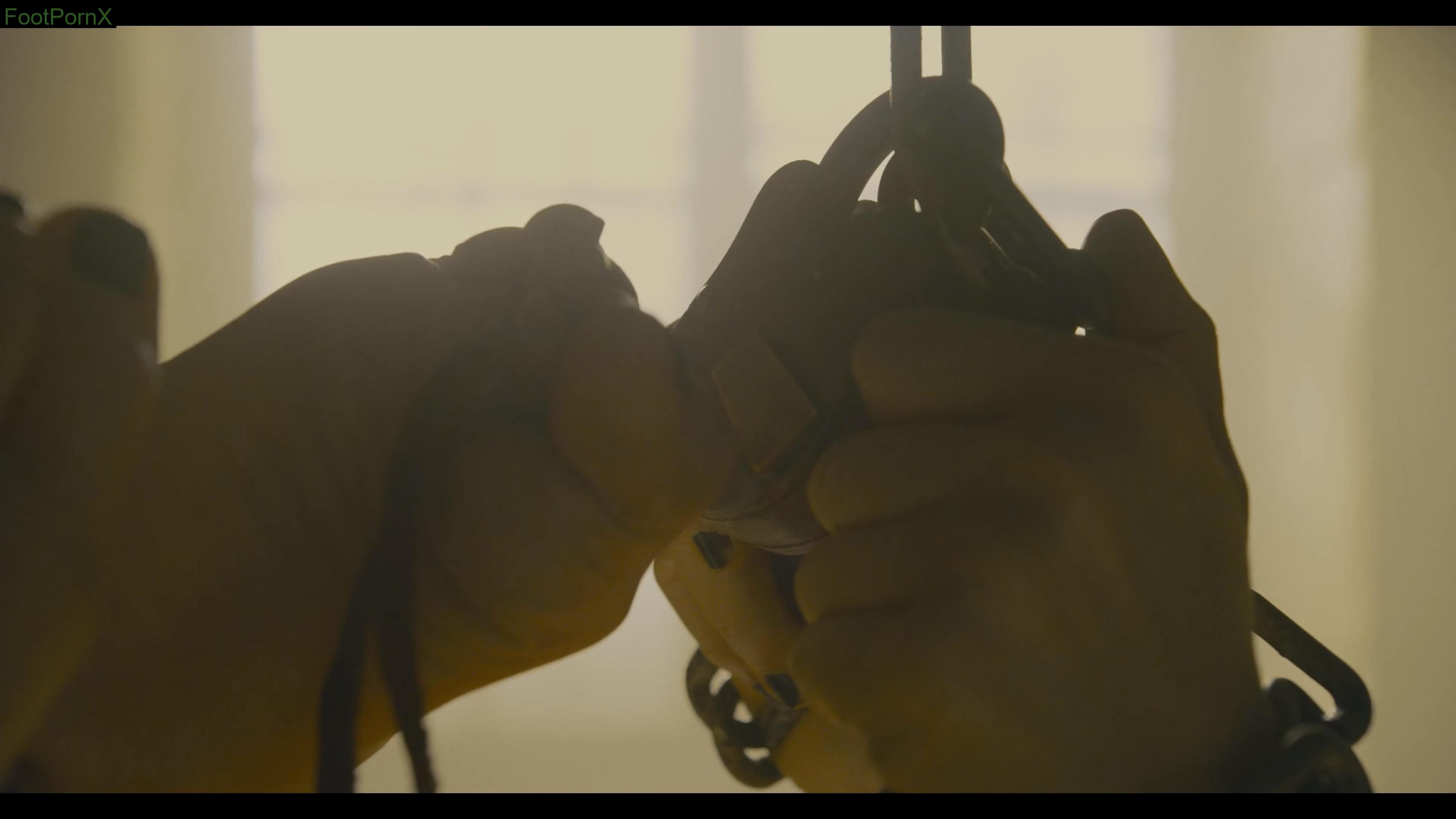 margot robbie feet photo 21