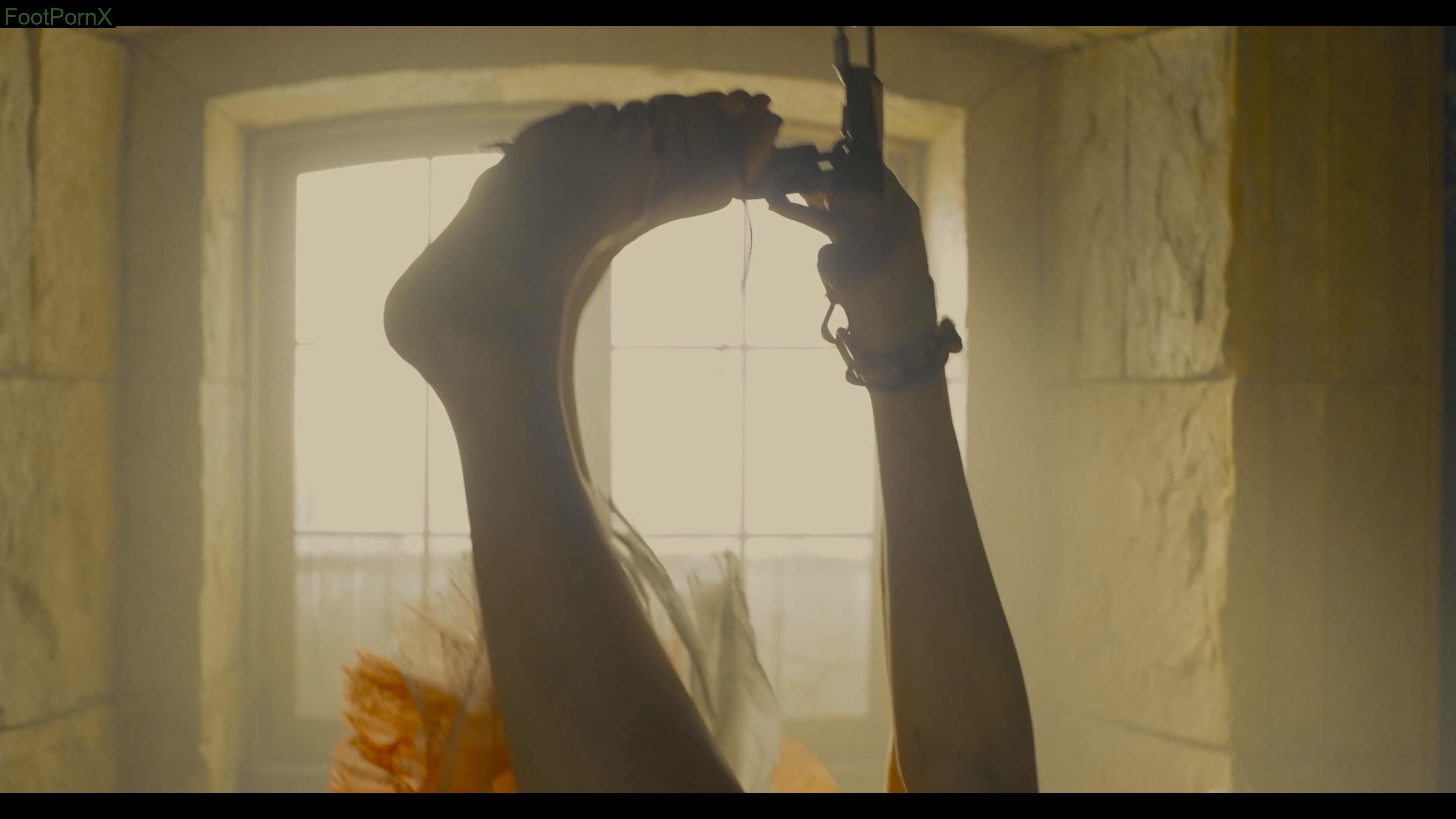 margot robbie feet photo 22