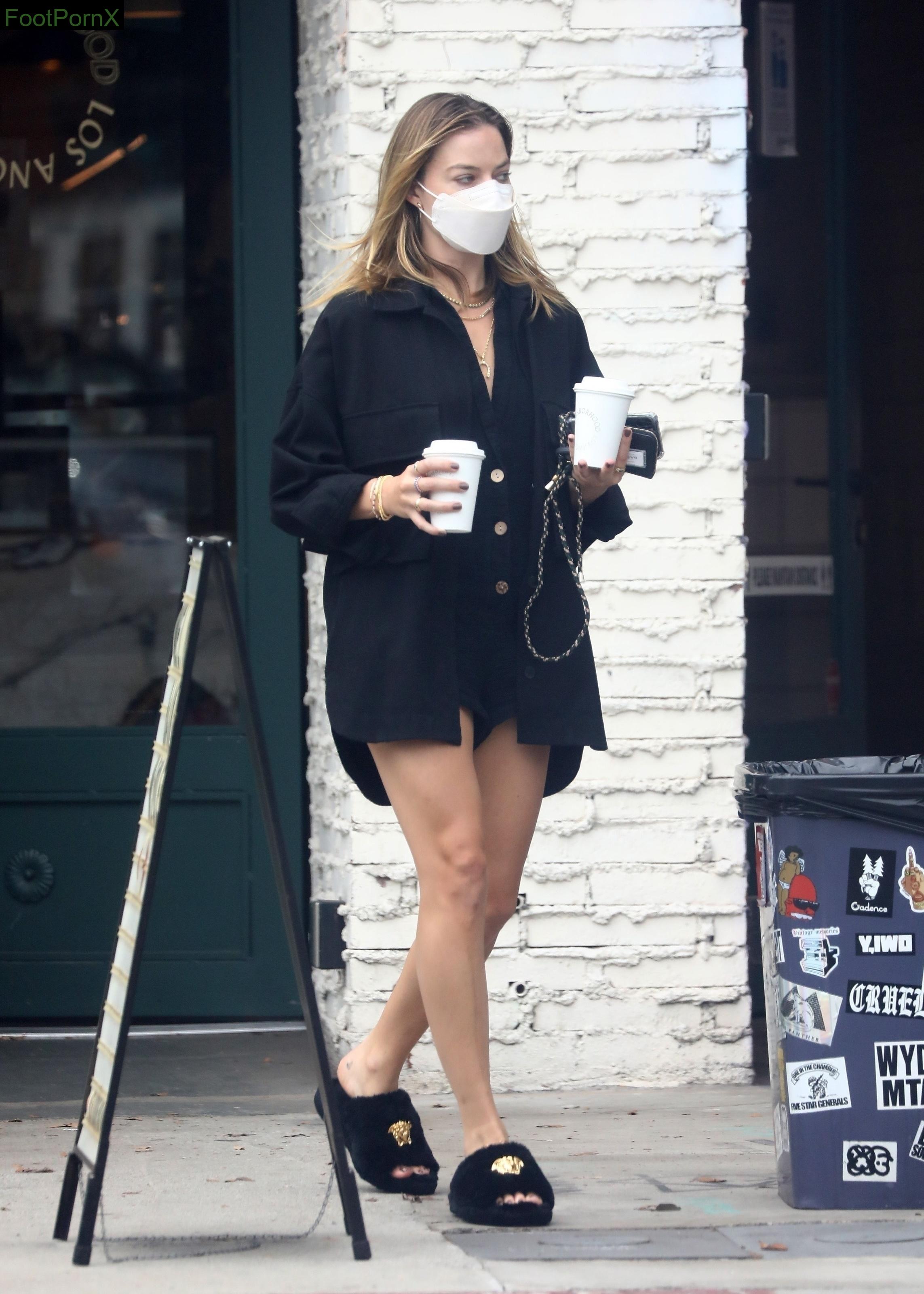 margot robbie feet photo 15