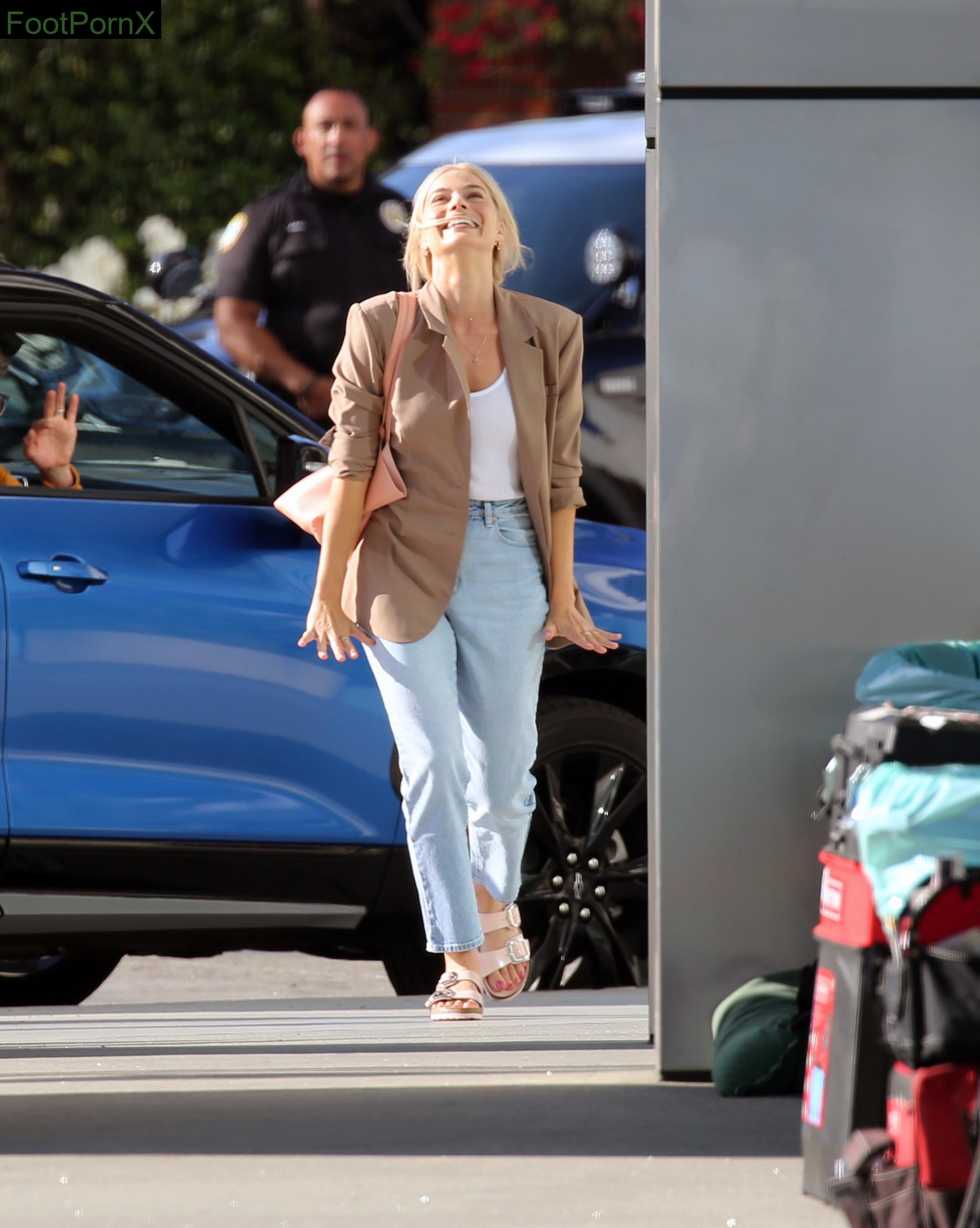 margot robbie feet photo 9