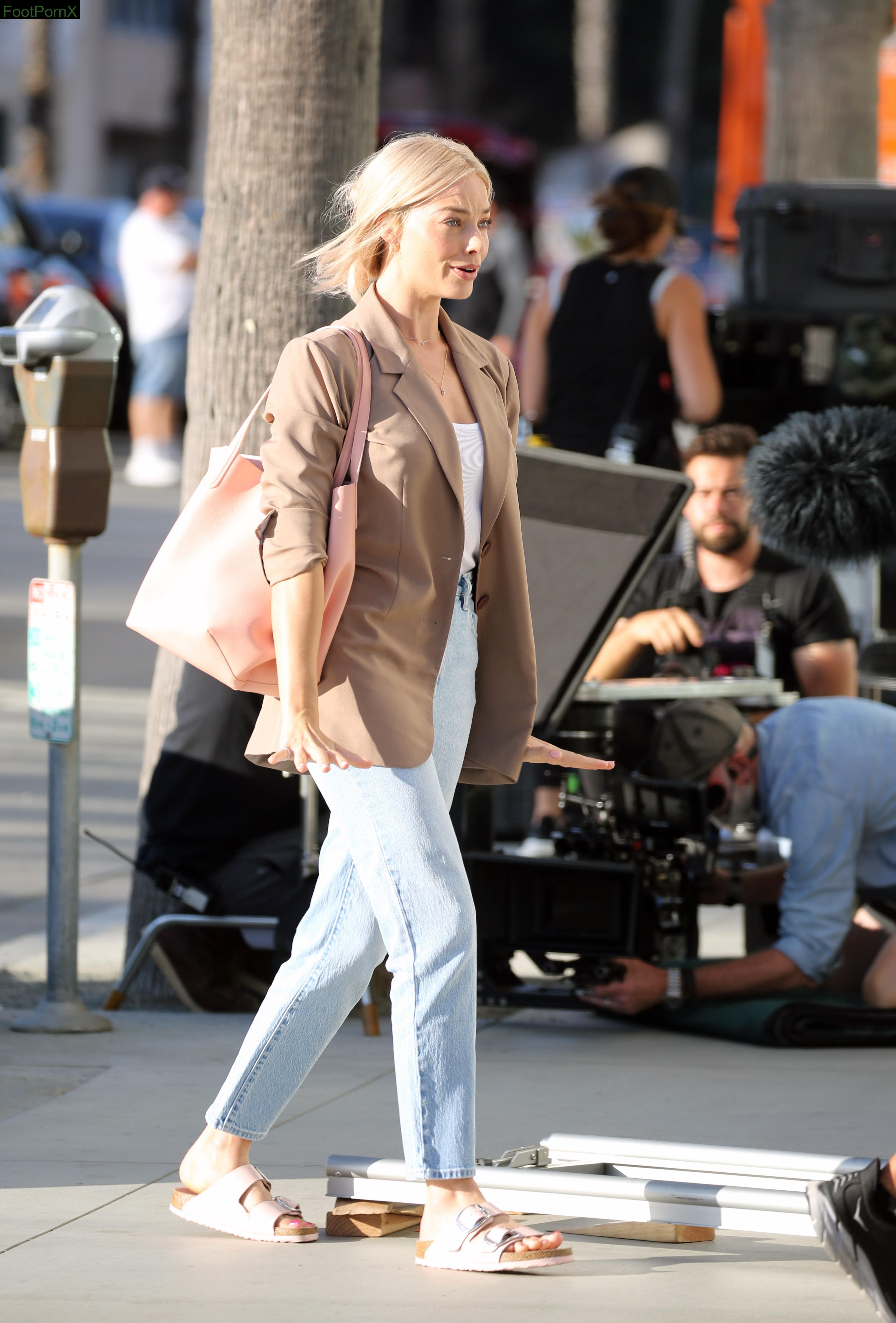 margot robbie feet photo 4