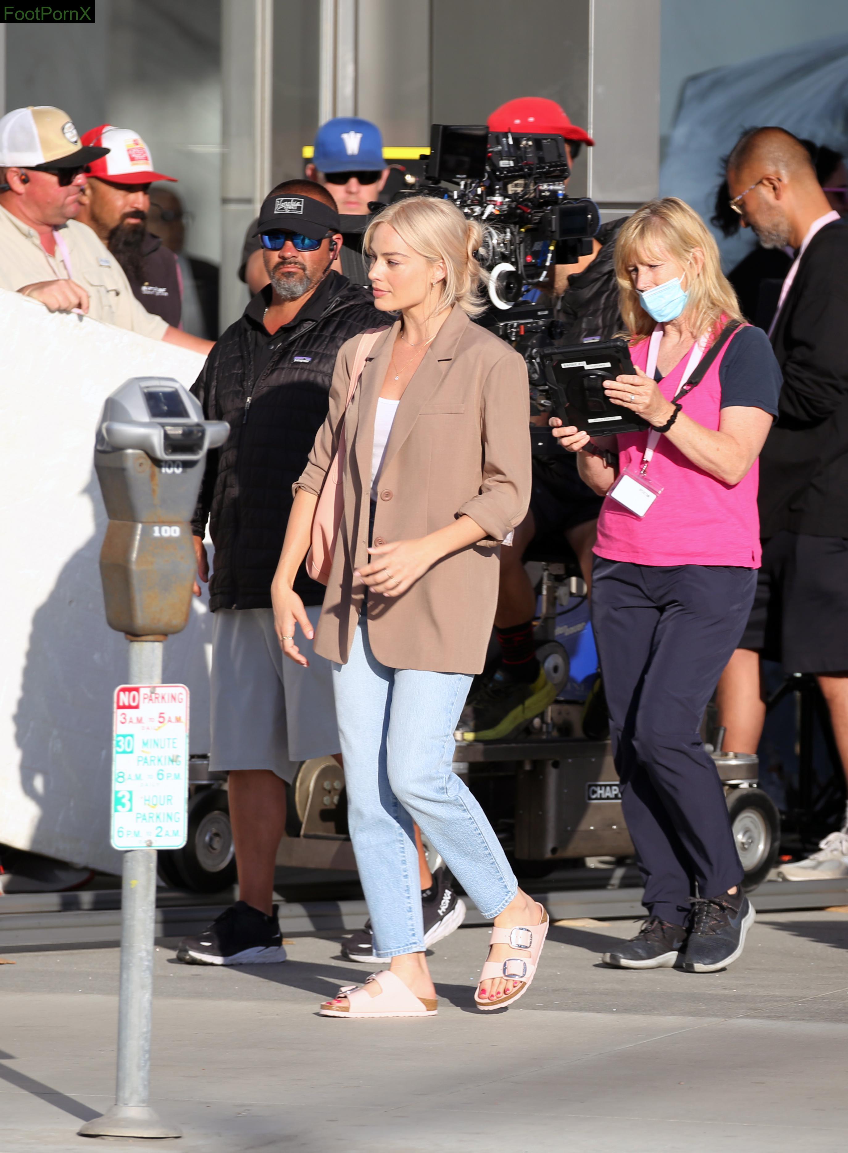 margot robbie feet photo 5