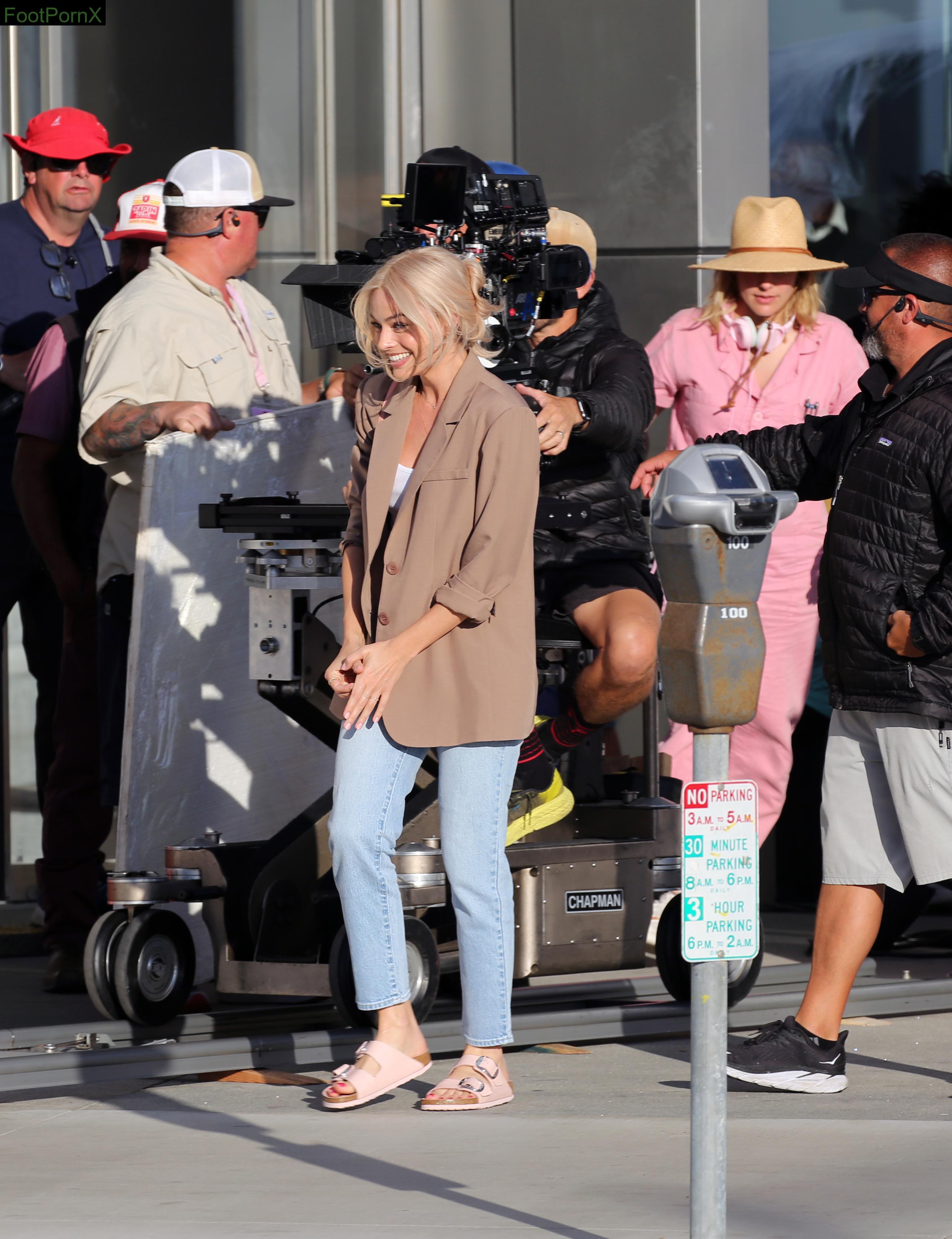 margot robbie feet photo 20